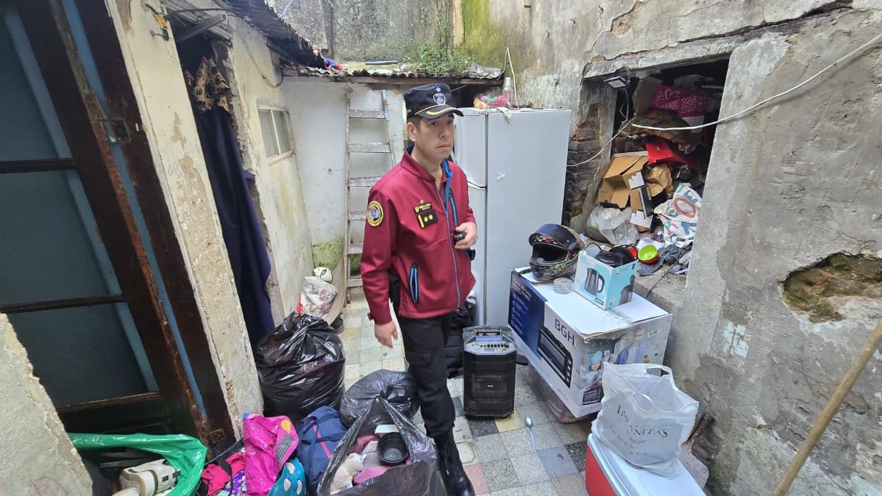 Un enfrentamiento entre vecinos y la Policía terminó con una casa incendiada y un herido de gravedad en La Plata