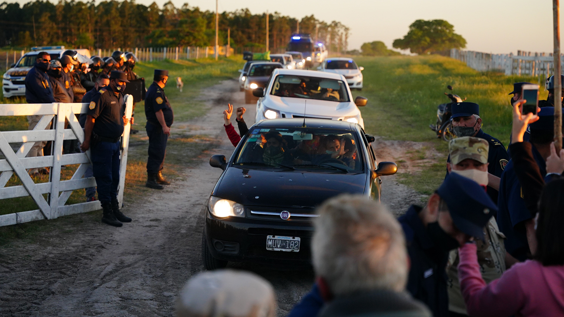 La salida de los integrantes del Proyecto Artigas del campo de la familia Etchevehere. El final de la toma que mantuvo en vilo al país (Foto: Franco Fafasuli)