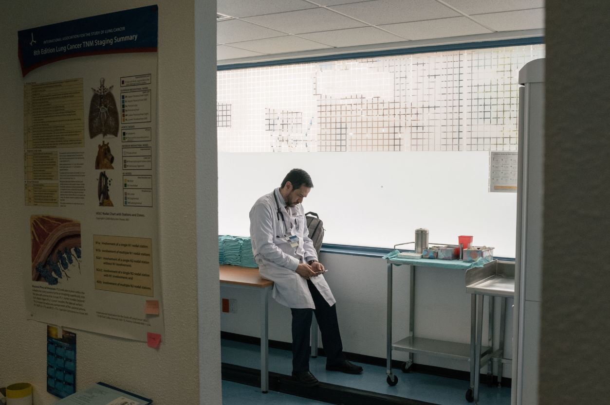 La mayoría de los hospitales se sostienen con médicos internistas, pasantes y residentes sin derechos laborales (Foto: Luis Antonio Rojas para The New York Times)