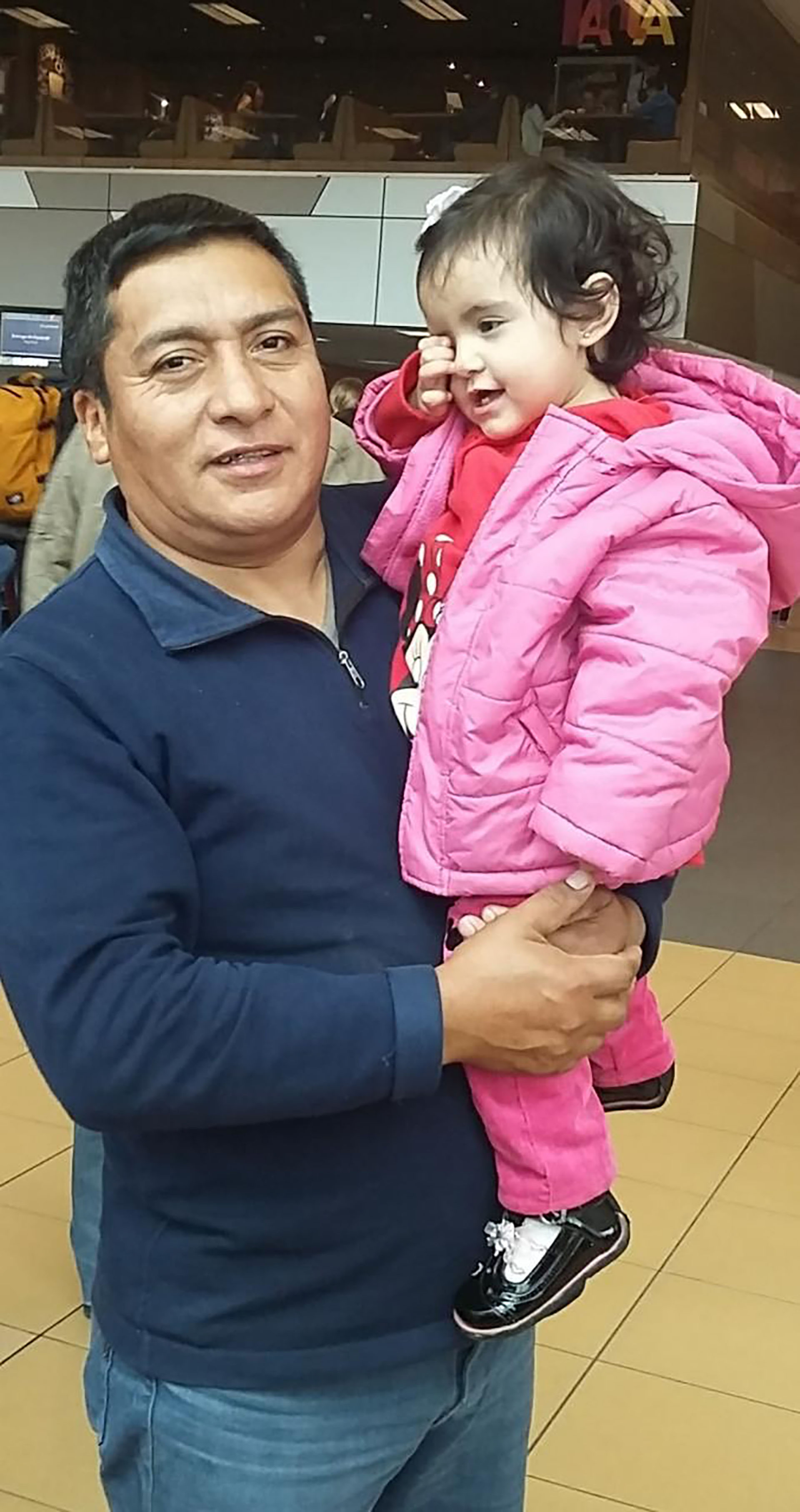 Rubén (53) junto a su nieta, Alondra (5)