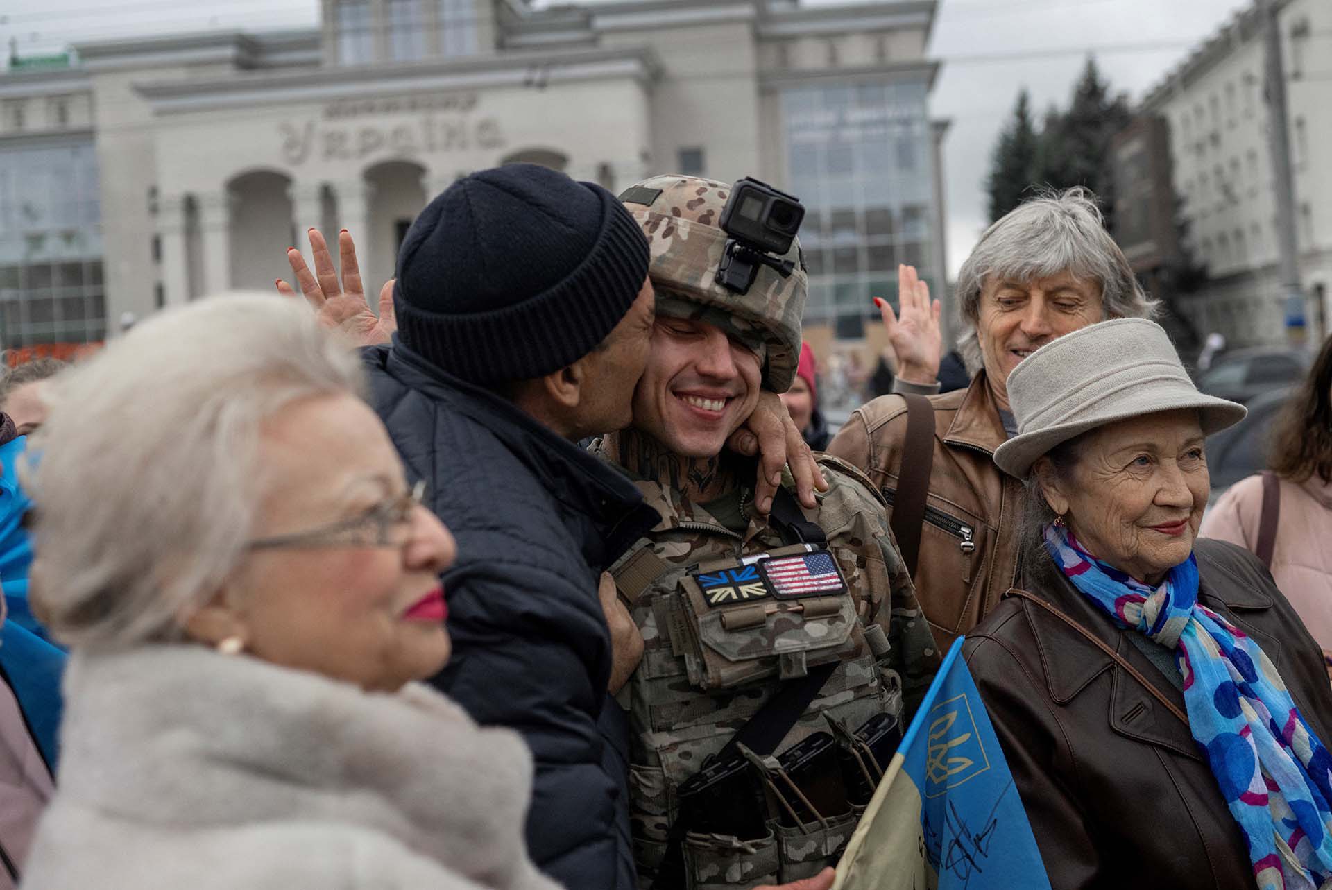 Un ciudadano ucraniano abraza a un soldado luego de recuperar Kherson.