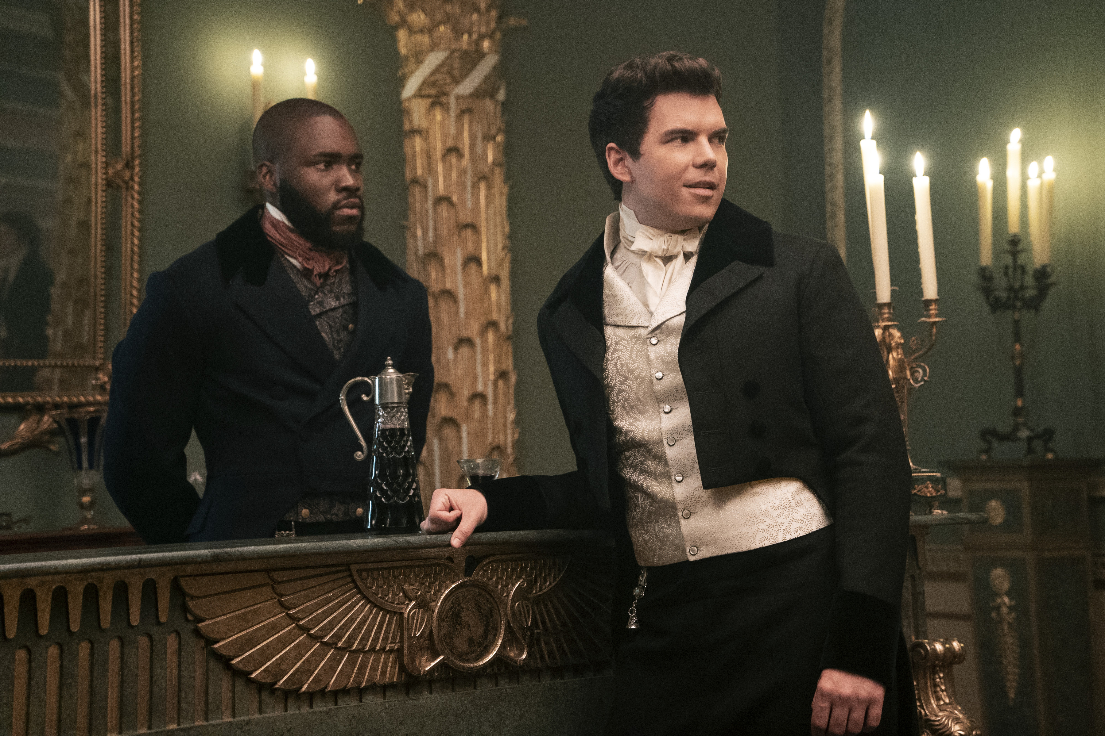 Martins Imhangbe como Will Mondrich y Luke Newton en el papel de Colin Bridgerton, quien será el protagonista de "puente 3". (LiamDaniel/Netflix)