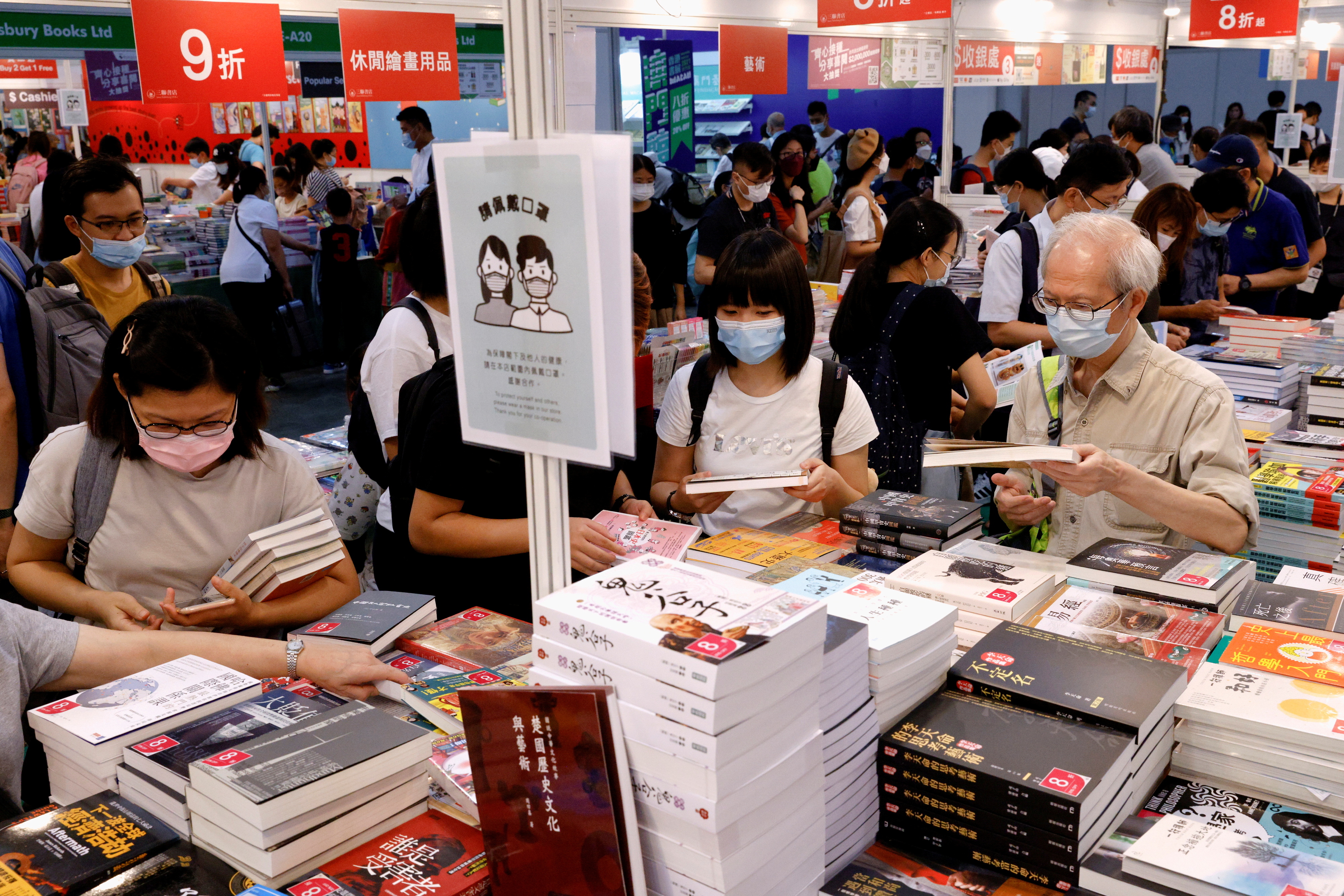 Visitantes de la feria del libro de Hong Kong (REUTERS/Tyrone Siu)