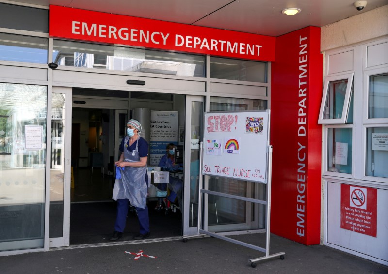 Imagen de archivo de una enfermera de recepción esperando por pacientes en el Departamento de Emergencias del Hospital Frimley Park en Surrey, Reino Unido. 22 de mayo, 2020. Steve Parsons/Pool via REUTERS/Archivo