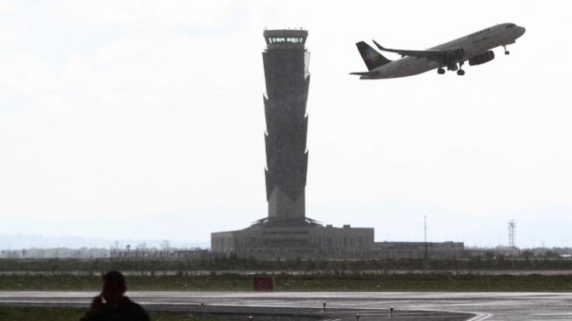 AIFA registró una caída en el número de vuelos comerciales y pasajeros internacionales