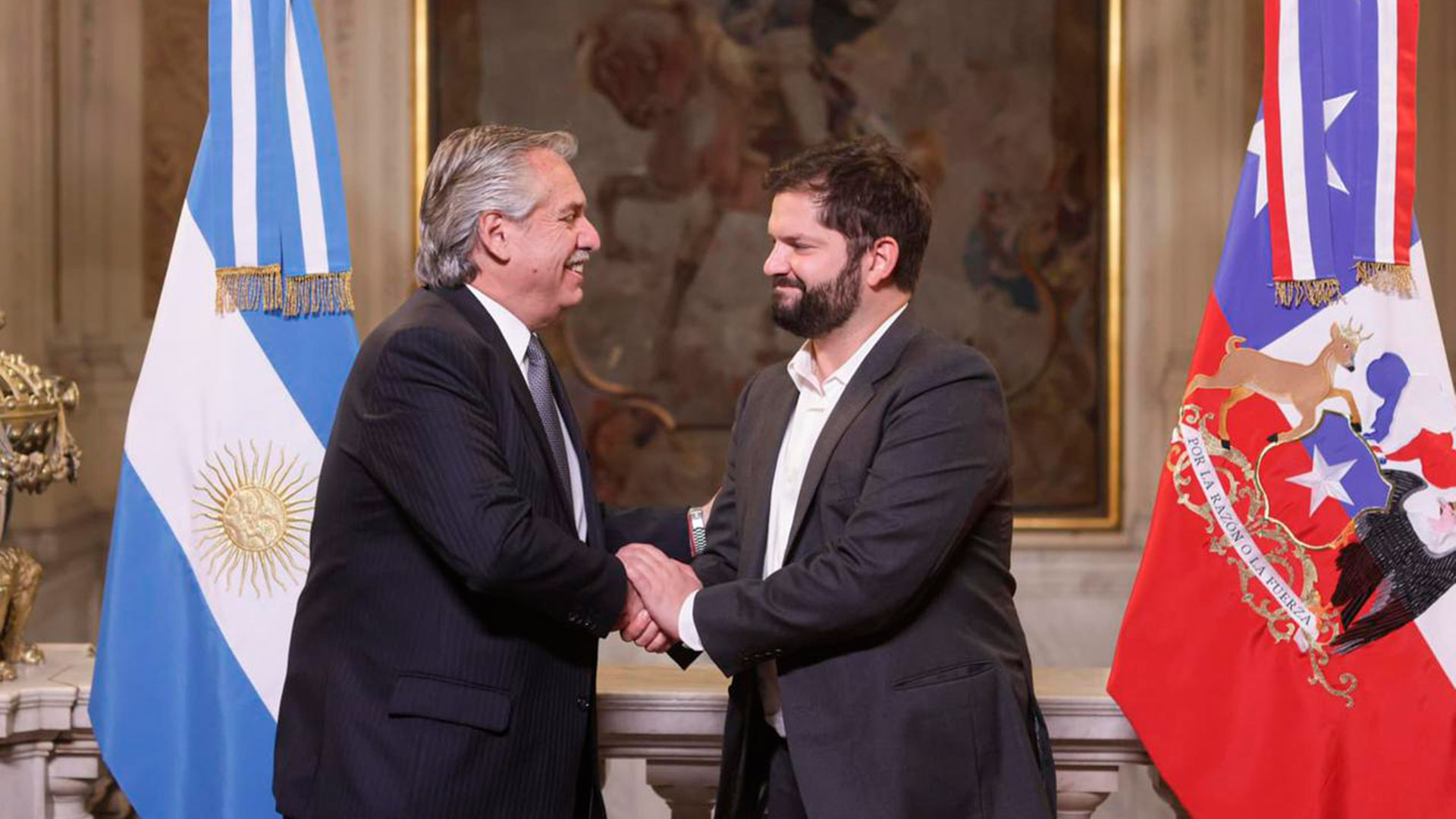 Alberto Fernández recibió hoy al presidente chileno Gabriel Boric en la Casa Rosada. Ambos mandatarios posaron para la tradicional foto oficial en la escalera Francia de Casa de Gobierno