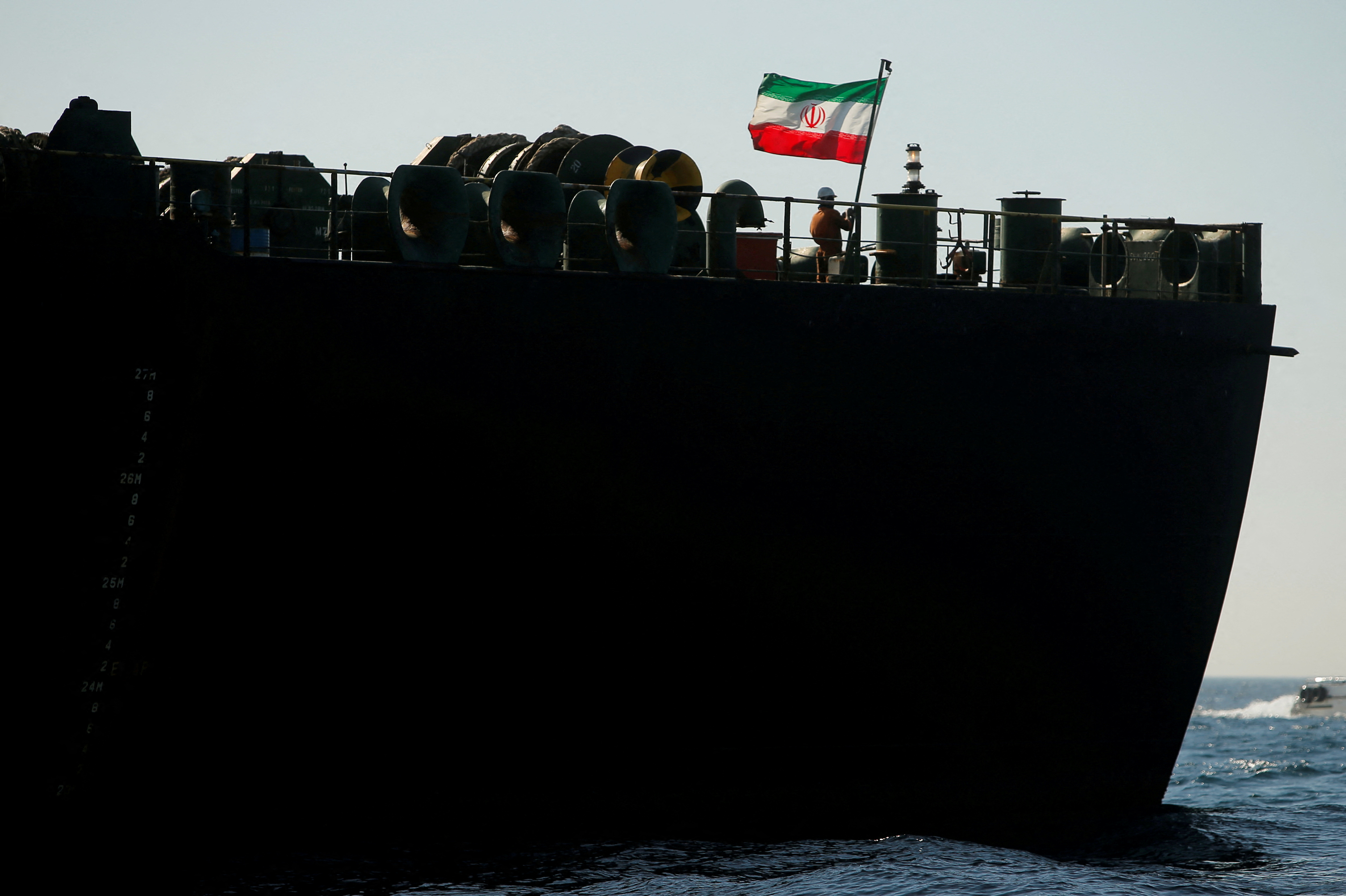 La bandera iraní flamea en el carguero Adrian Darya 1, en las costas de Gibraltar, España (REUTERS/Jon Nazca/File Photo)