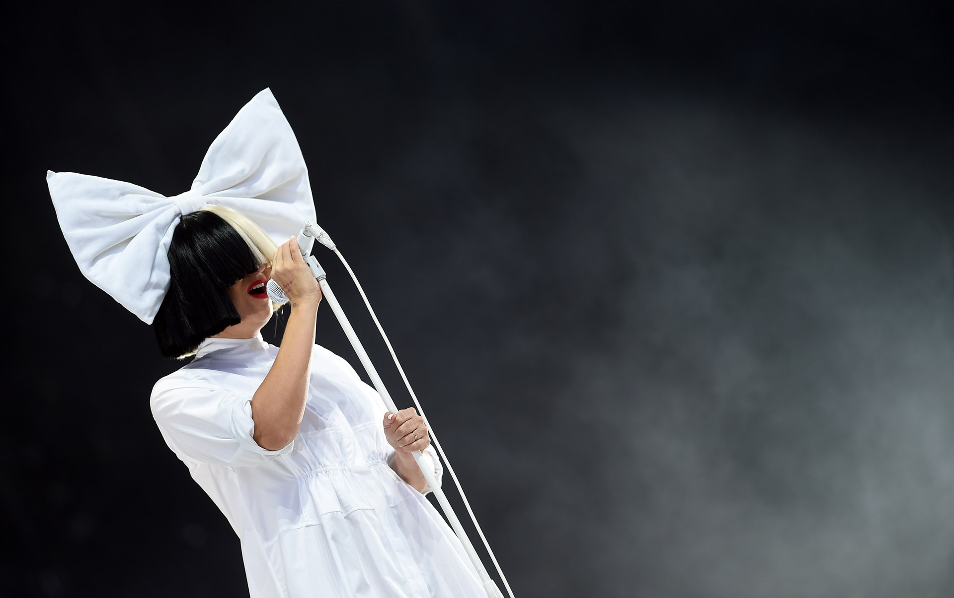 “Durante 45 años me he sentido como ‘Tengo que ponerme mi traje humano’. Y sólo en los dos últimos años he llegado a ser plenamente yo misma”, declaró Sia en la entrevista
(Getty)