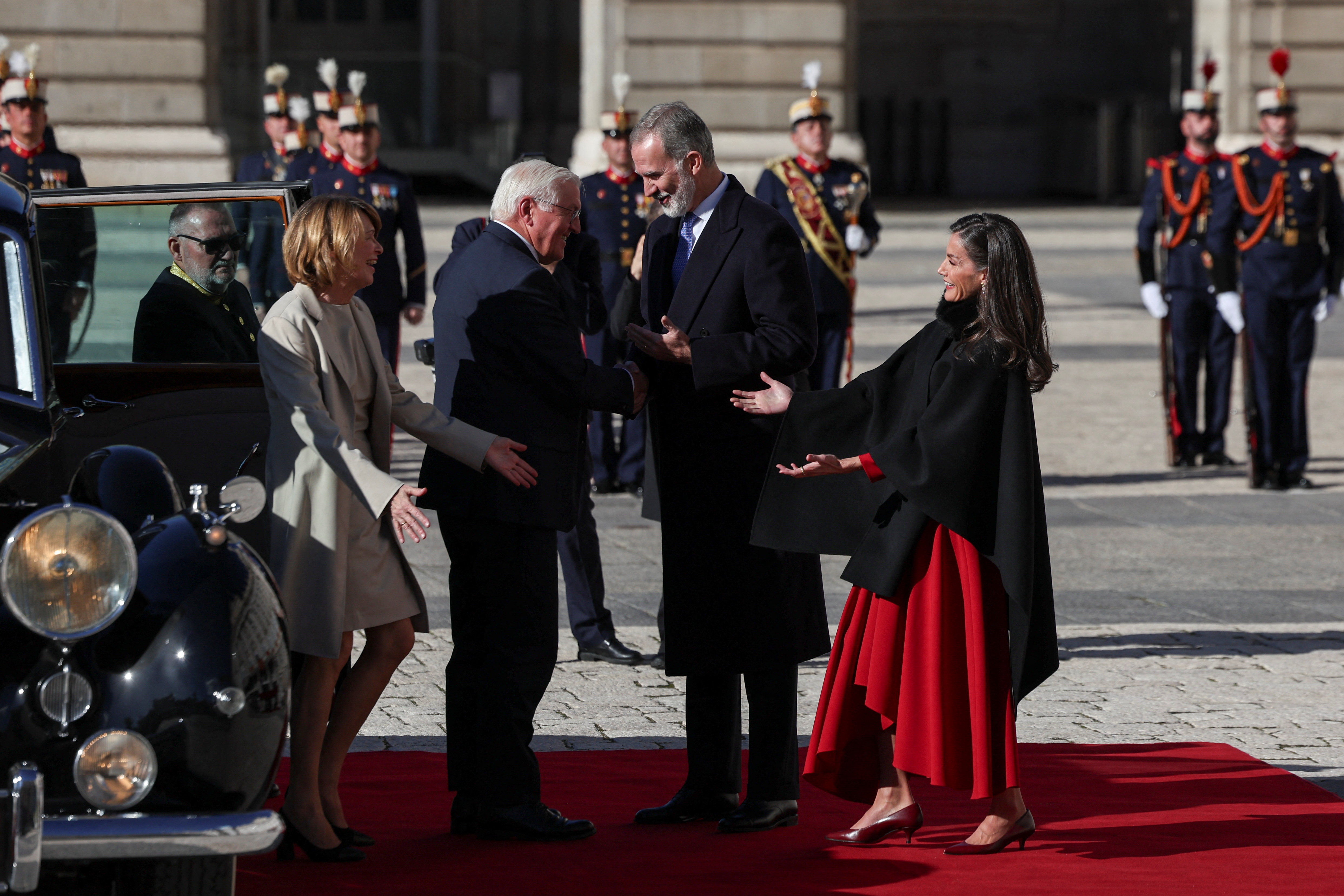 La reina Letizia deslumbra con su look invernal en la recepción al  presidente de Alemania: una pieza fetiche y un vestido rojo - Infobae