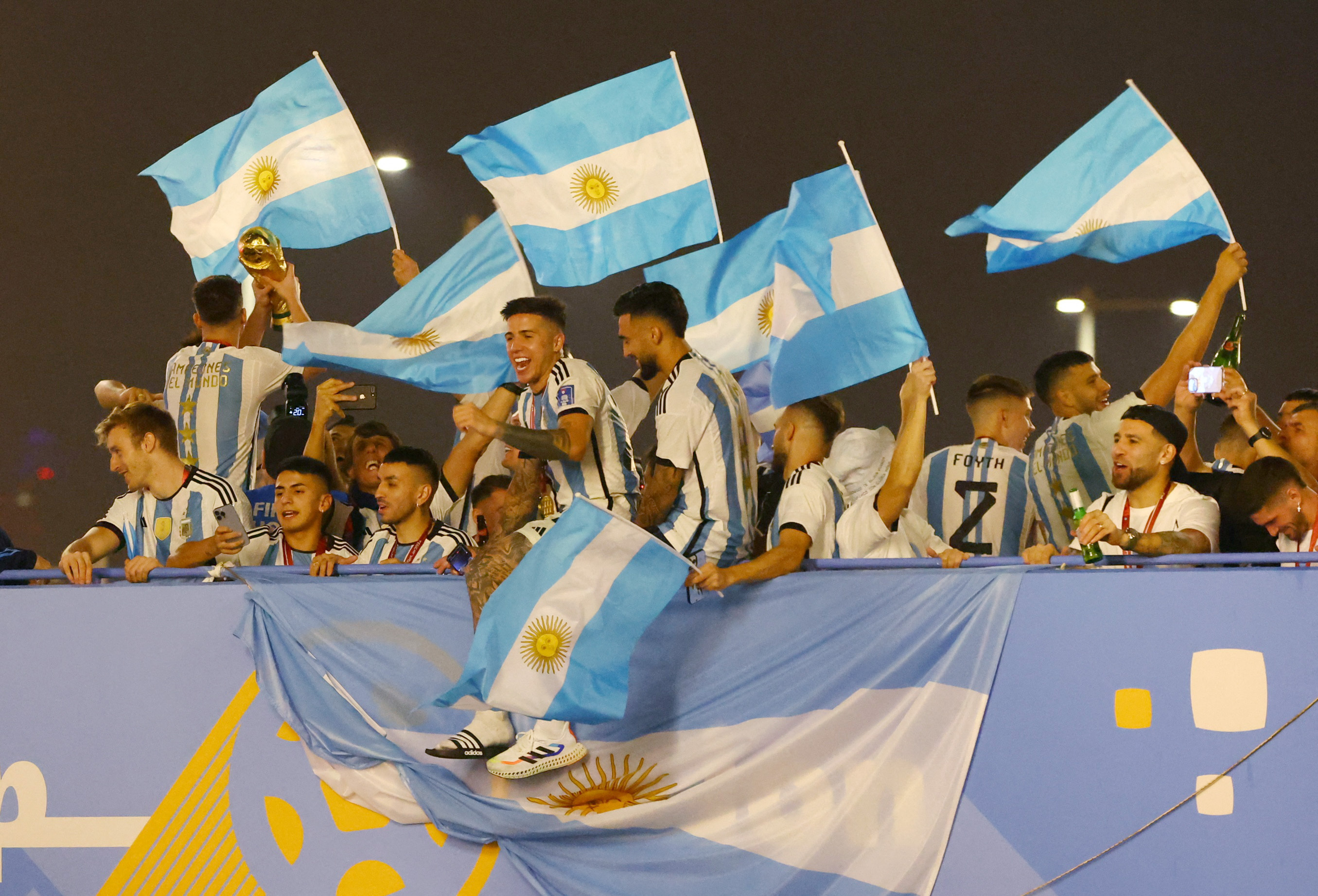 A la salida del estadio Lusail, los jugadores argentinos saludan a los simpatizantes con Enzo Fernández encabezando el festejo. El recorrido fue el primero de este tipo tras ganar el torneo, harán lo mismo cuando lleguen a Buenos Aires