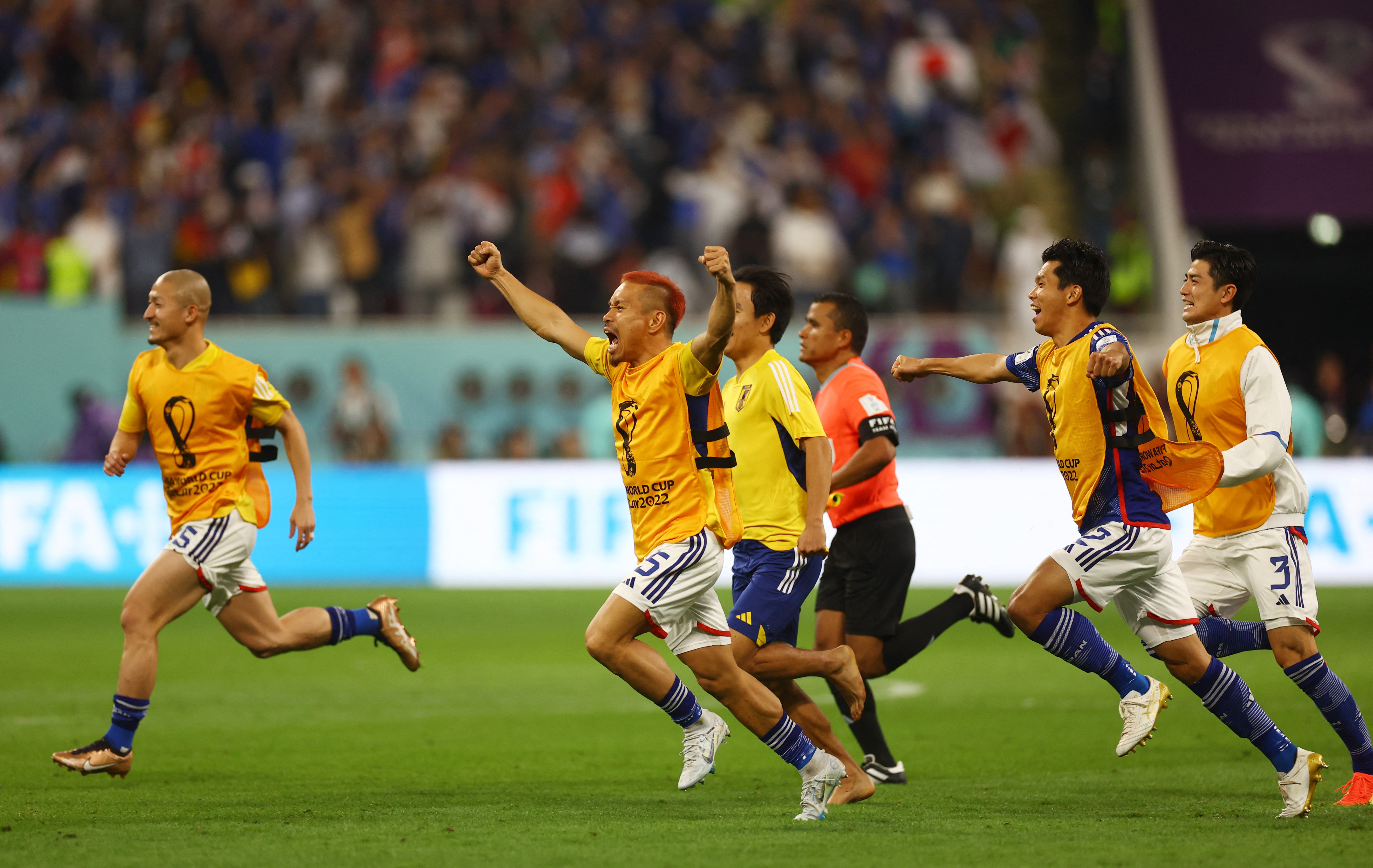 Los jugadores de Japón celebraron con mucha euforia el triunfo ante Alemania (REUTERS/Kai Pfaffenbach)