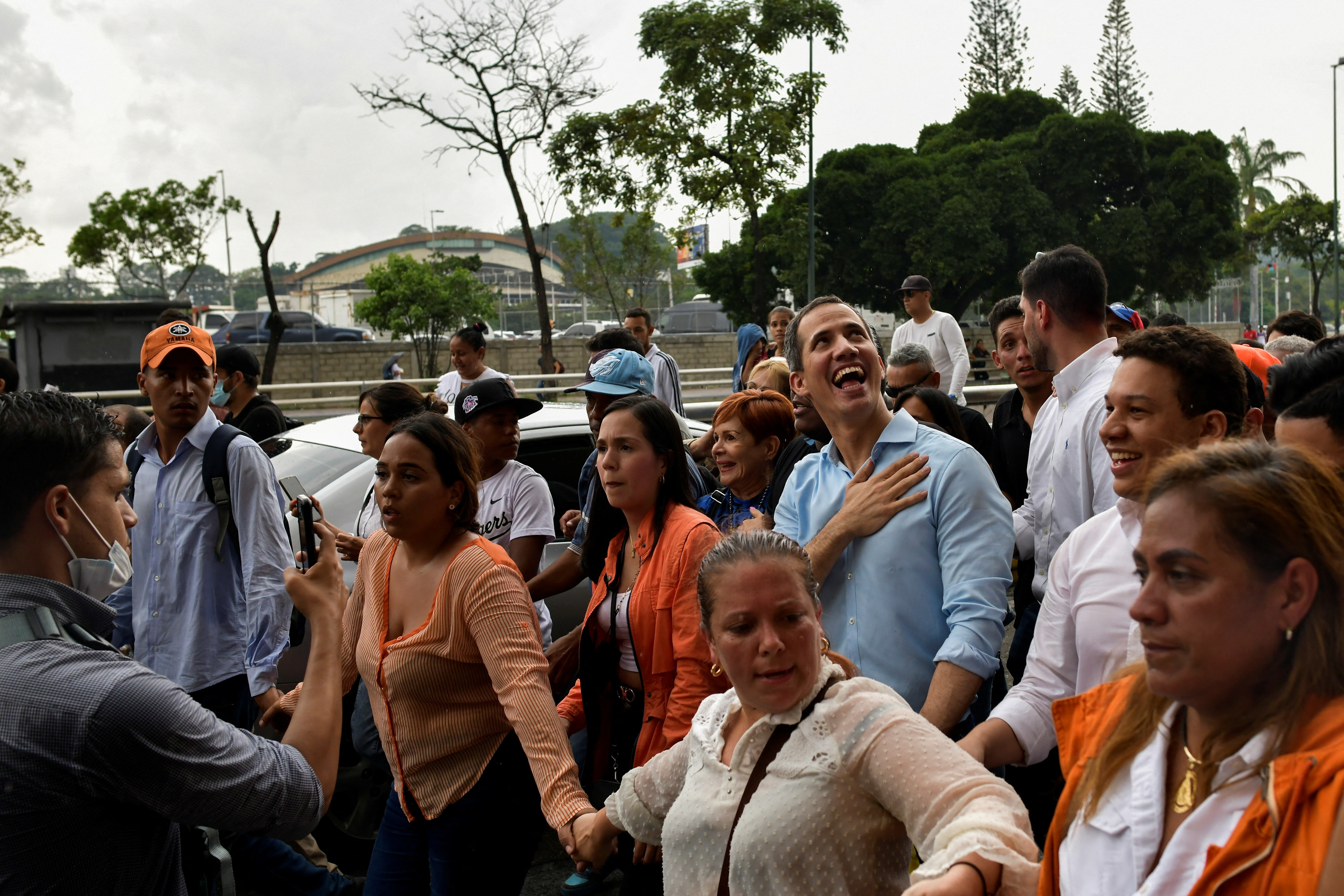 Los manifestantes caminaron un kilómetro hasta la sede del Consejo Nacional Electoral (CNE), en la zona centro-este de Caracas. (REUTERS)