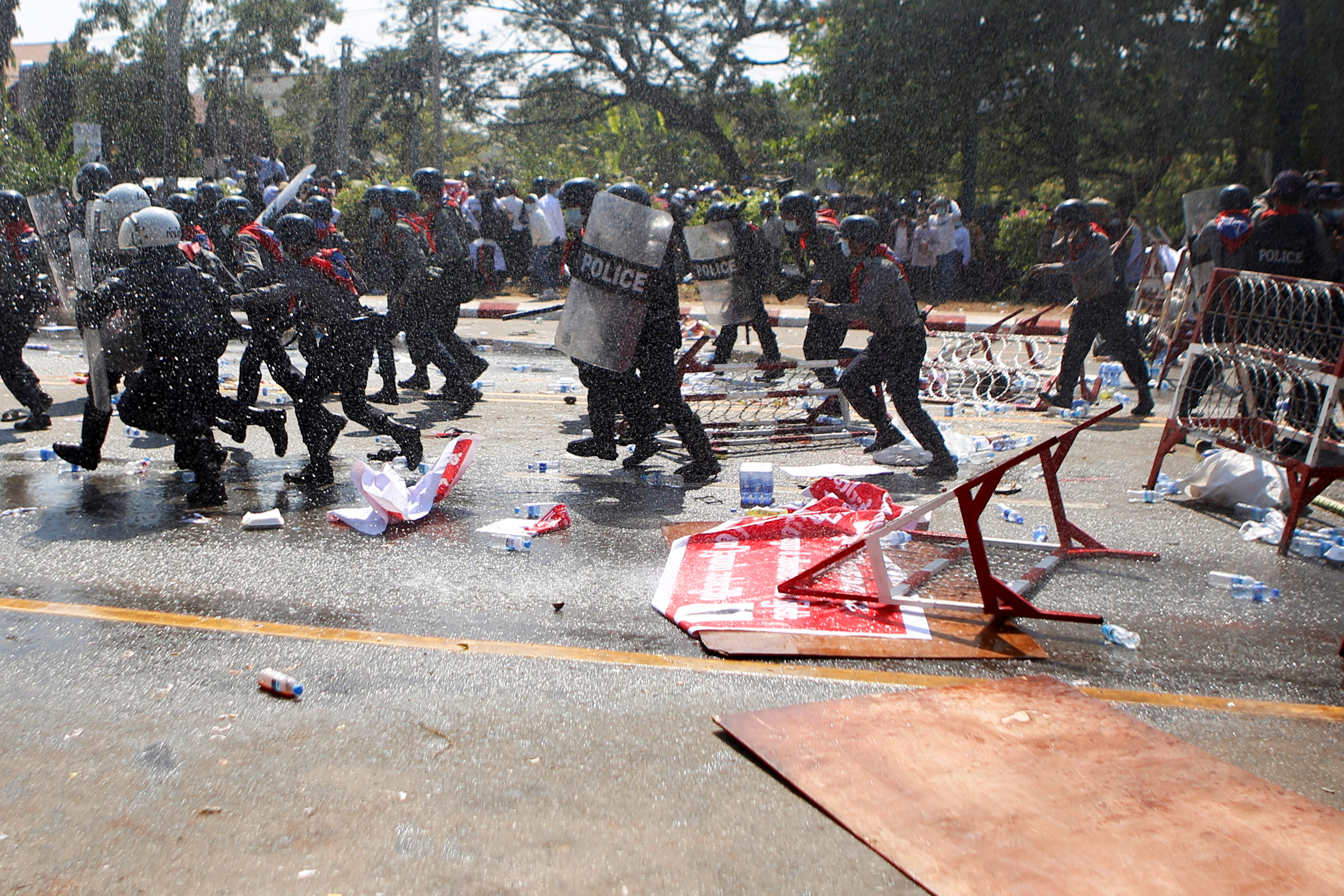 La policía de Myanmar endurece la represión a los manifestantes contra el golpe militar: balas de goma, gases lacrimógenos y cañones de agua - Infobae