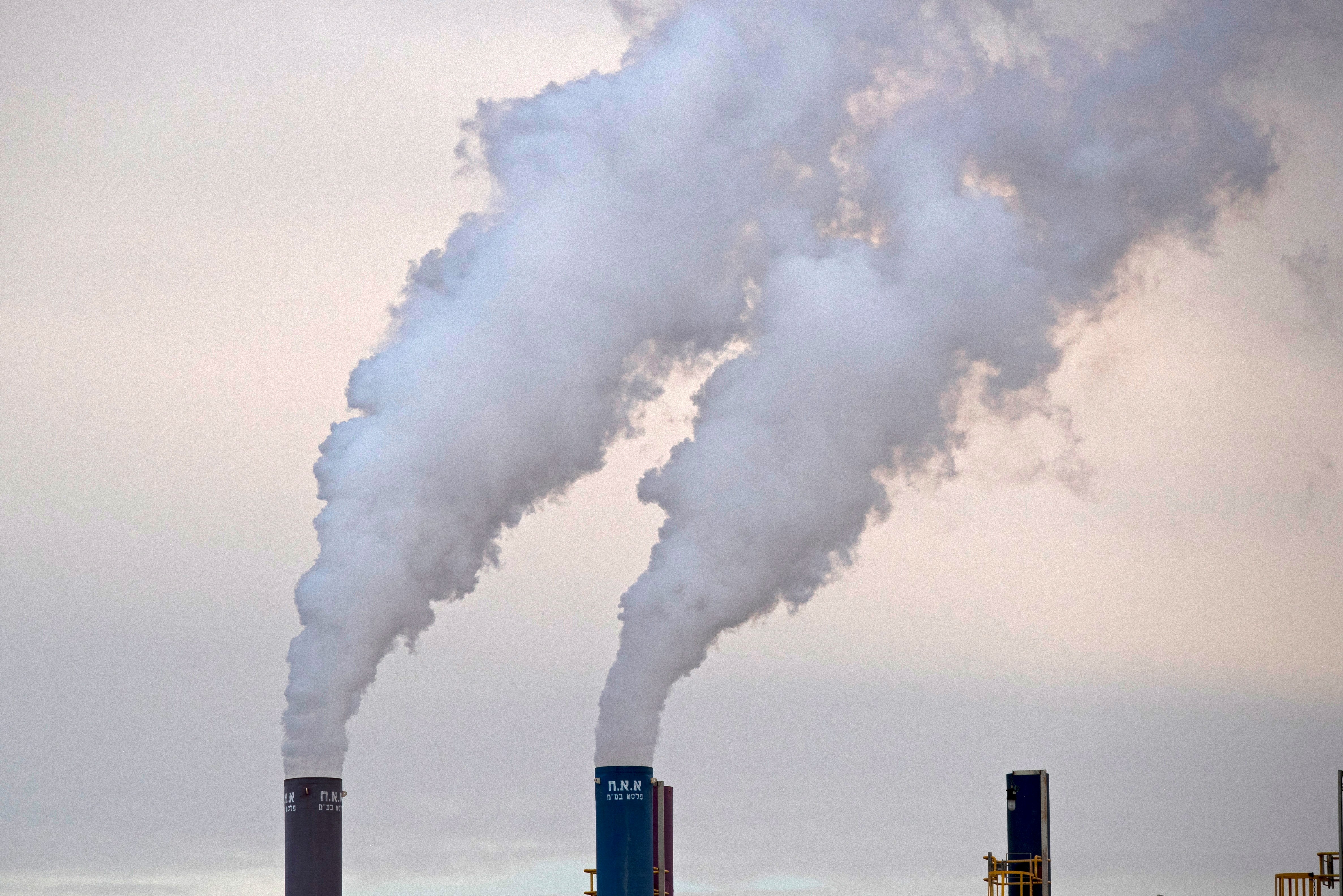 IMAGEN DE ARCHIVO: Humo sale de las chimeneas de la Fábrica del Mar Muerto, una planta de potasa israelí en Sodoma, establecida en 1930, en la costa del Mar Muerto de Israel, 02 de diciembre de 2018. Según un informe de la ONU, las emisiones de dióxido de carbono (CO2) han aumentado por primera vez en cuatro años. El informe llega pocos días antes de la Conferencia de las Naciones Unidas sobre el Cambio Climático COP24 que tendrá lugar en Polonia del 2 al 14 de diciembre. (Polonia) EFE / EPA / ATEF SAFADI
