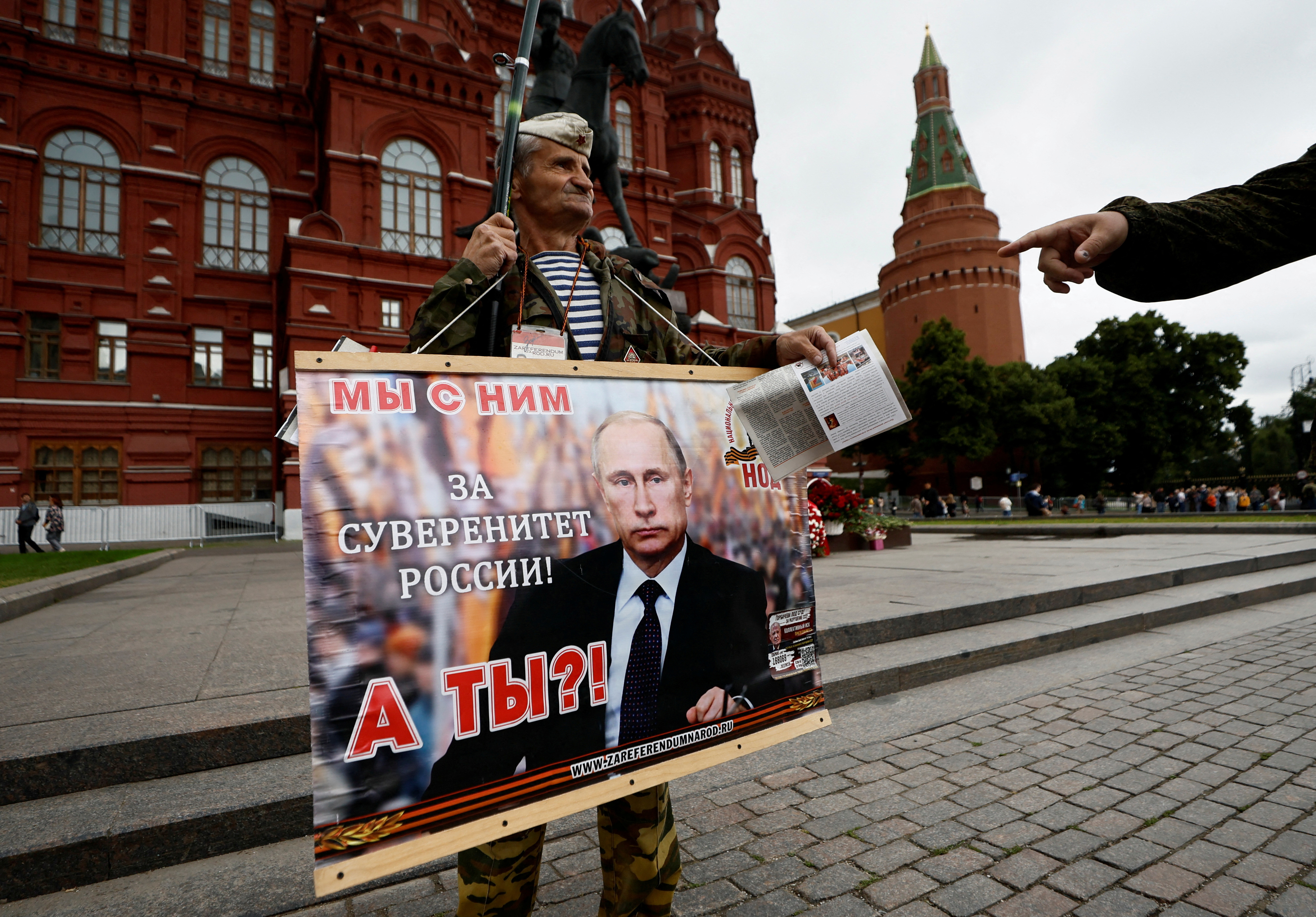 Un hombre se manifiesta a favor de Putin frente al Kremlin (REUTERS/Maxim Shemetov)