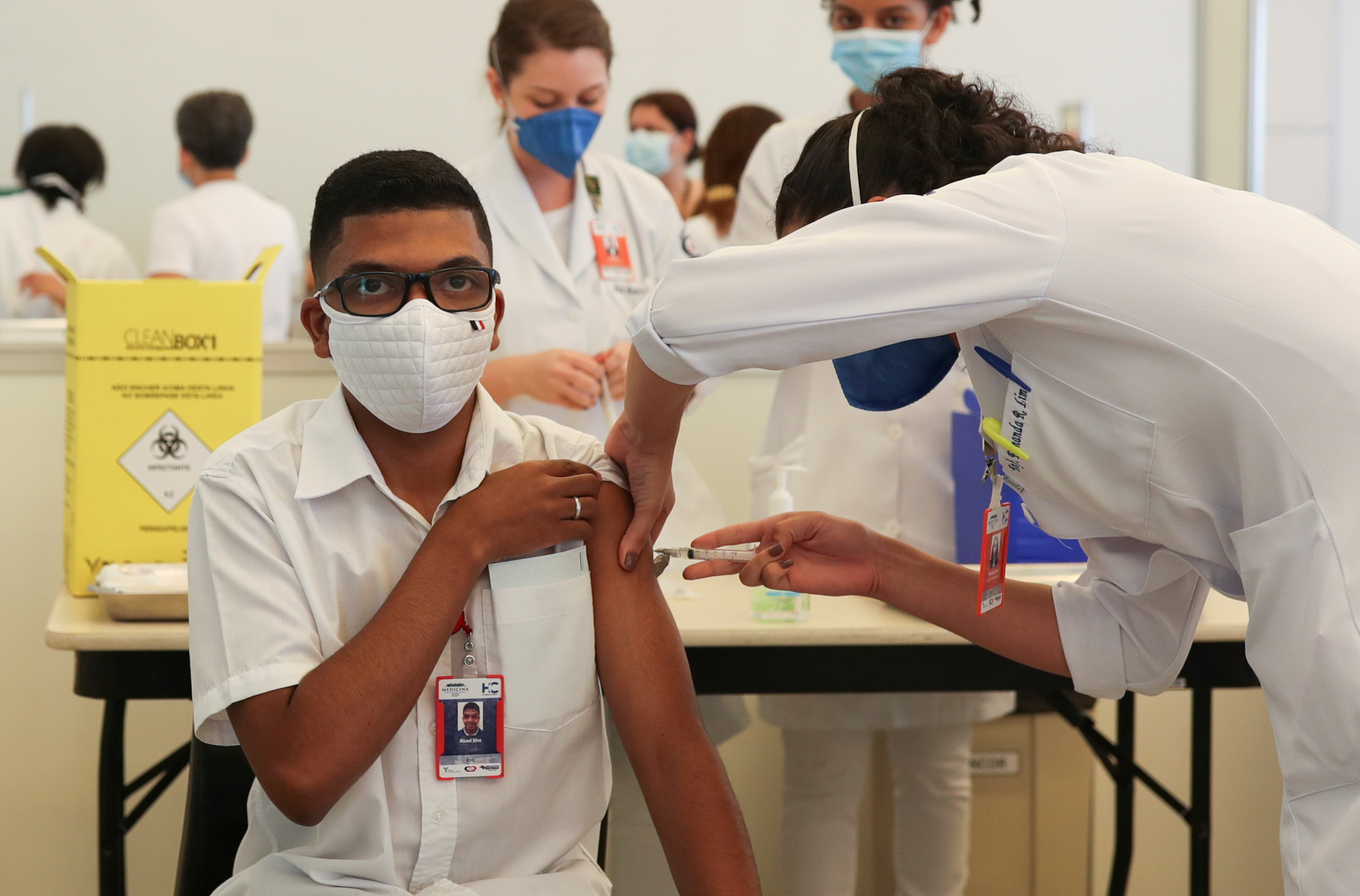 Un trabajador de la salud recibe la vacuna Sinovac contra el coronavirus en el Hospital das Clínicas de San Pablo, Brasil (Reuters)