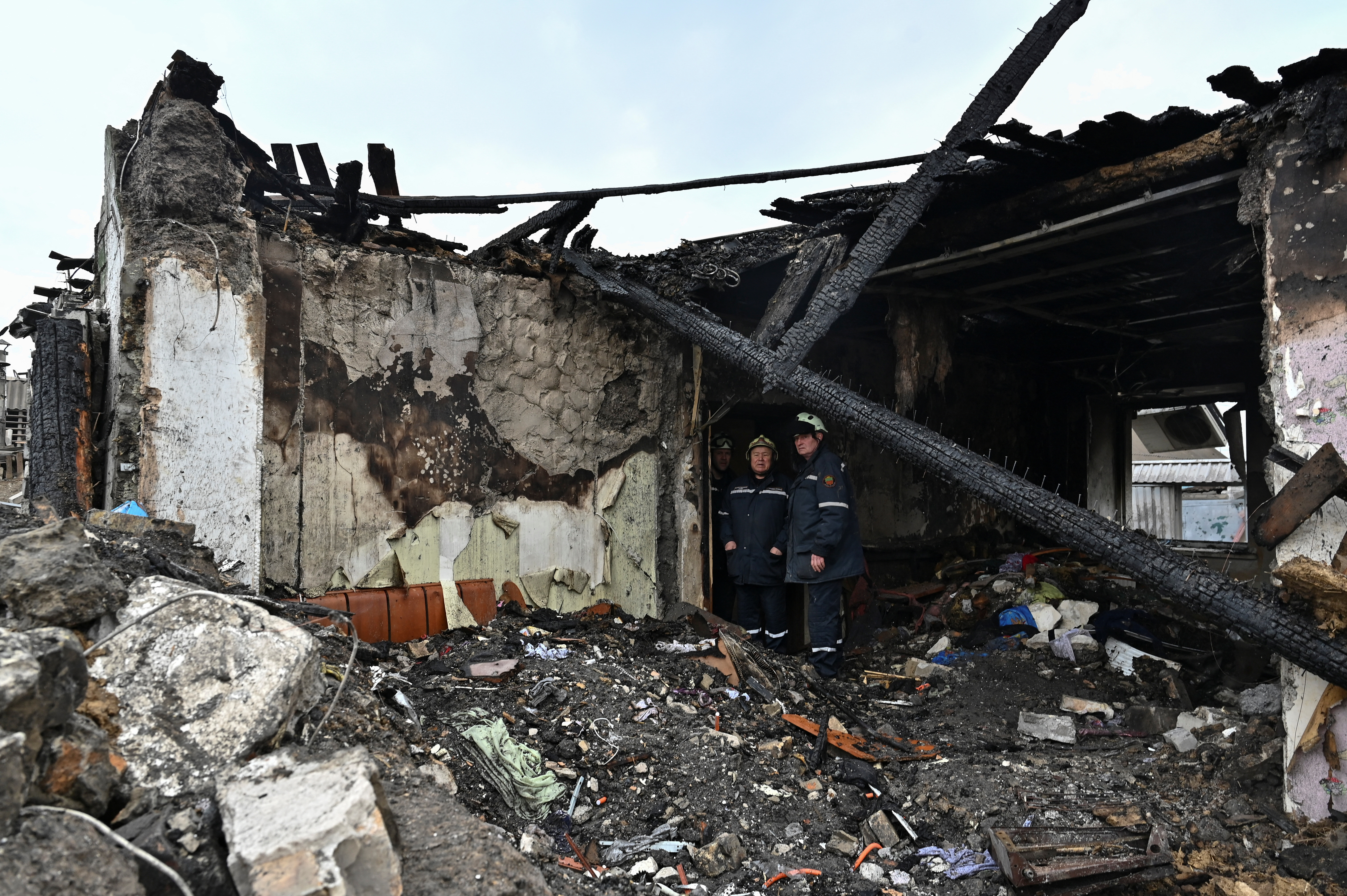 Rescatistas una de las casas destruidas en Zaporizhzhia (Reuters)
