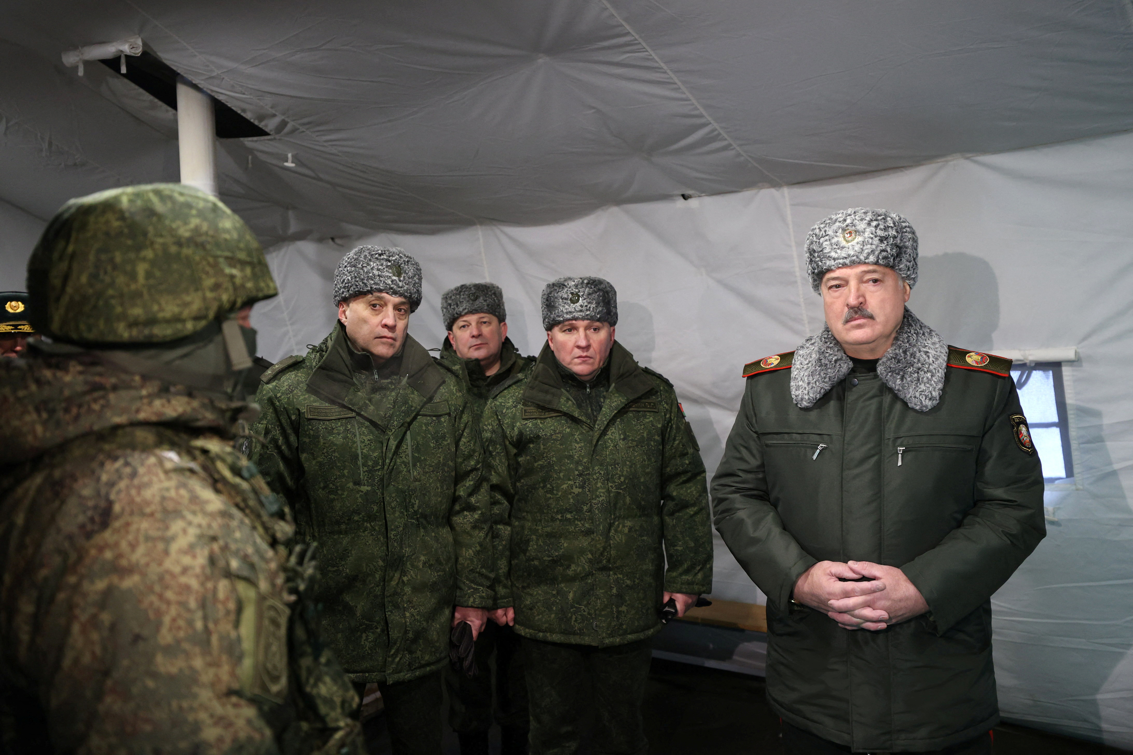 El presidente bielorruso, Alexander Lukashenko, visita el campo de entrenamiento de Obuz-Lesnovsky el 6 de enero de 2023. (Andrei Stasevich/BelTA/ REUTERS)
