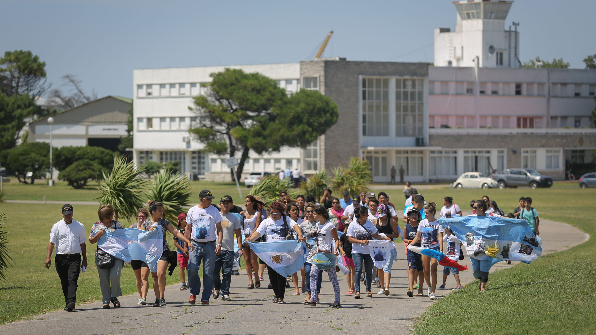 Los familiares de los 44 tripulantes del ARA San Juan piden justicia en la Base naval Mar del Plata, de allí zarpo por última vez el submarino (Christian Heit)
