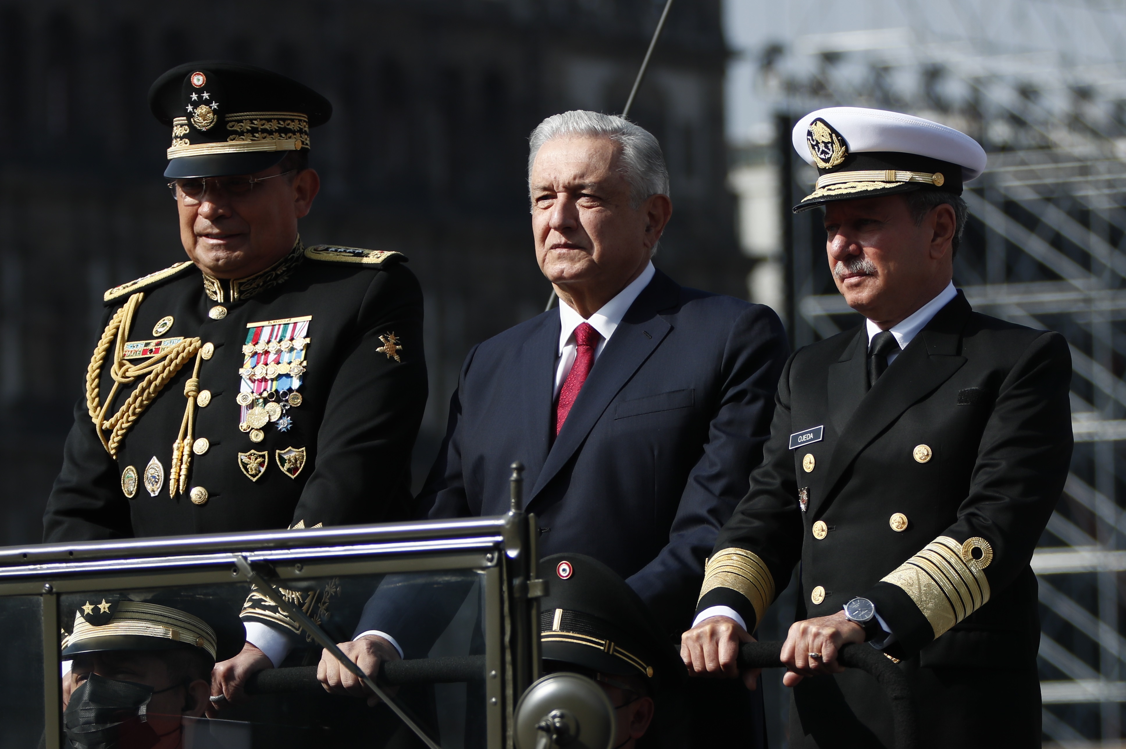 El presidente de México, Andrés Manuel López Obrador (c), acompañado del secretario de la Defensa Nacional, Luis Cresencio Sandoval (i), y del secretario de Marina, José Rafael Ojeda Durán (d). EFE/ José Méndez 