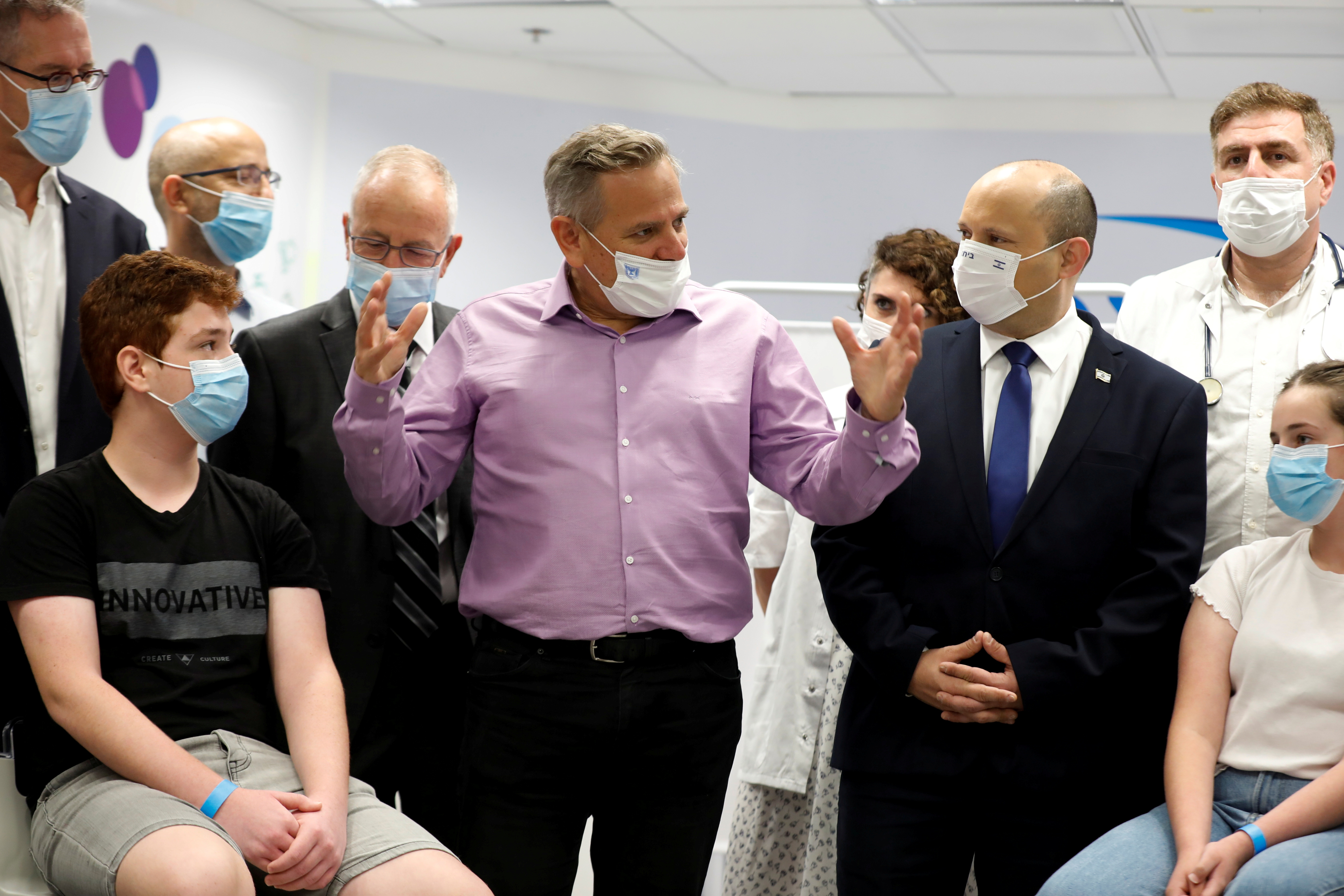 El ministro de Salud, Nitzan Horowitz, habla ante la atenta mirada del primer ministro de Israel, Naftali Bennett (REUTERS/Amir Cohen)