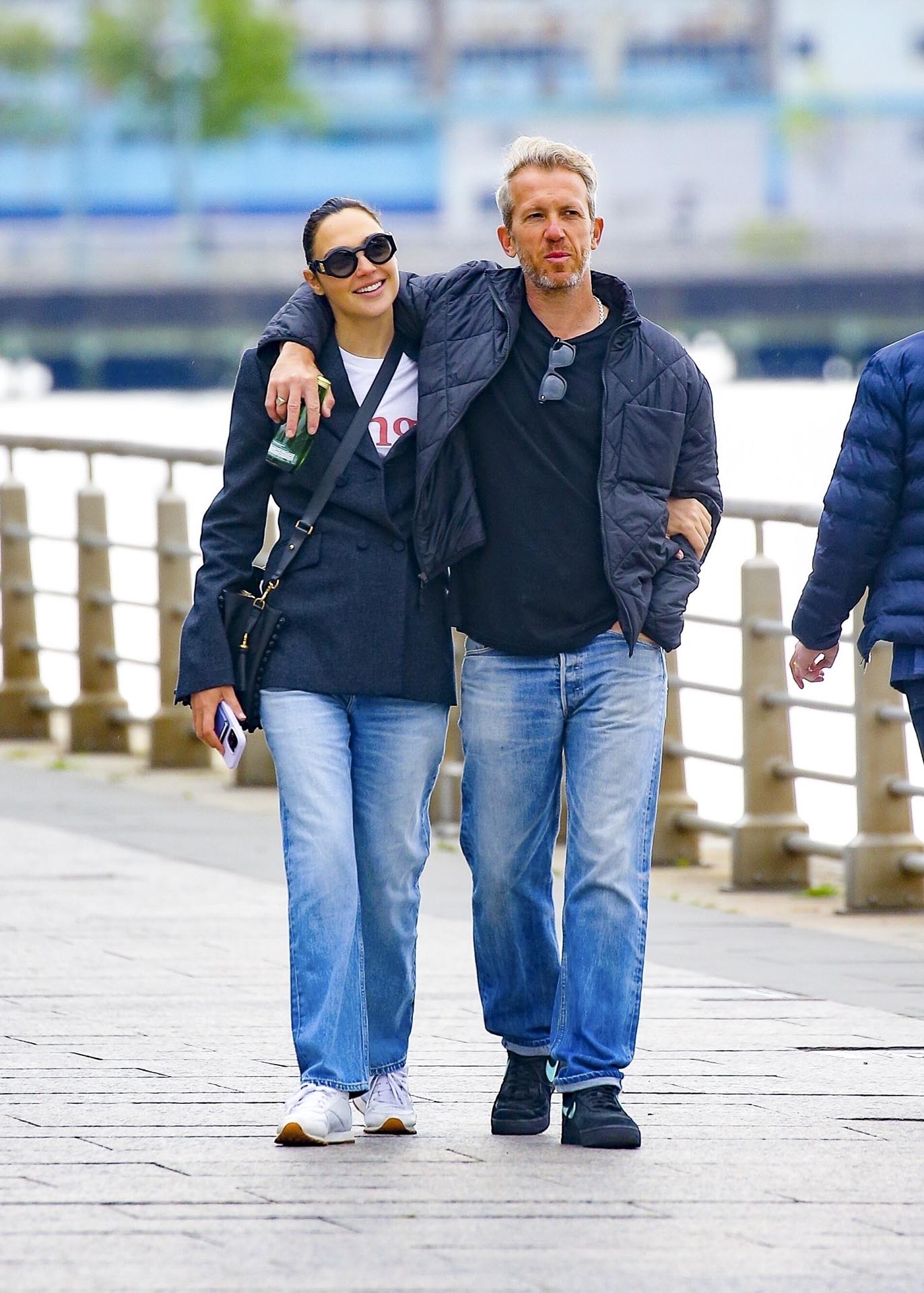 Gal Gadot y su esposo, Jaron Varsano, dieron un romántico paseo recorriendo la ciudad de Nueva York. Se los vio abrazados, sonriendo y disfrutando del momento en pareja. La actriz lució un look casual: remera estampada, jean clarito, saco azul, zapatillas blancas y cartera negra. Además, llevó lentes de sol