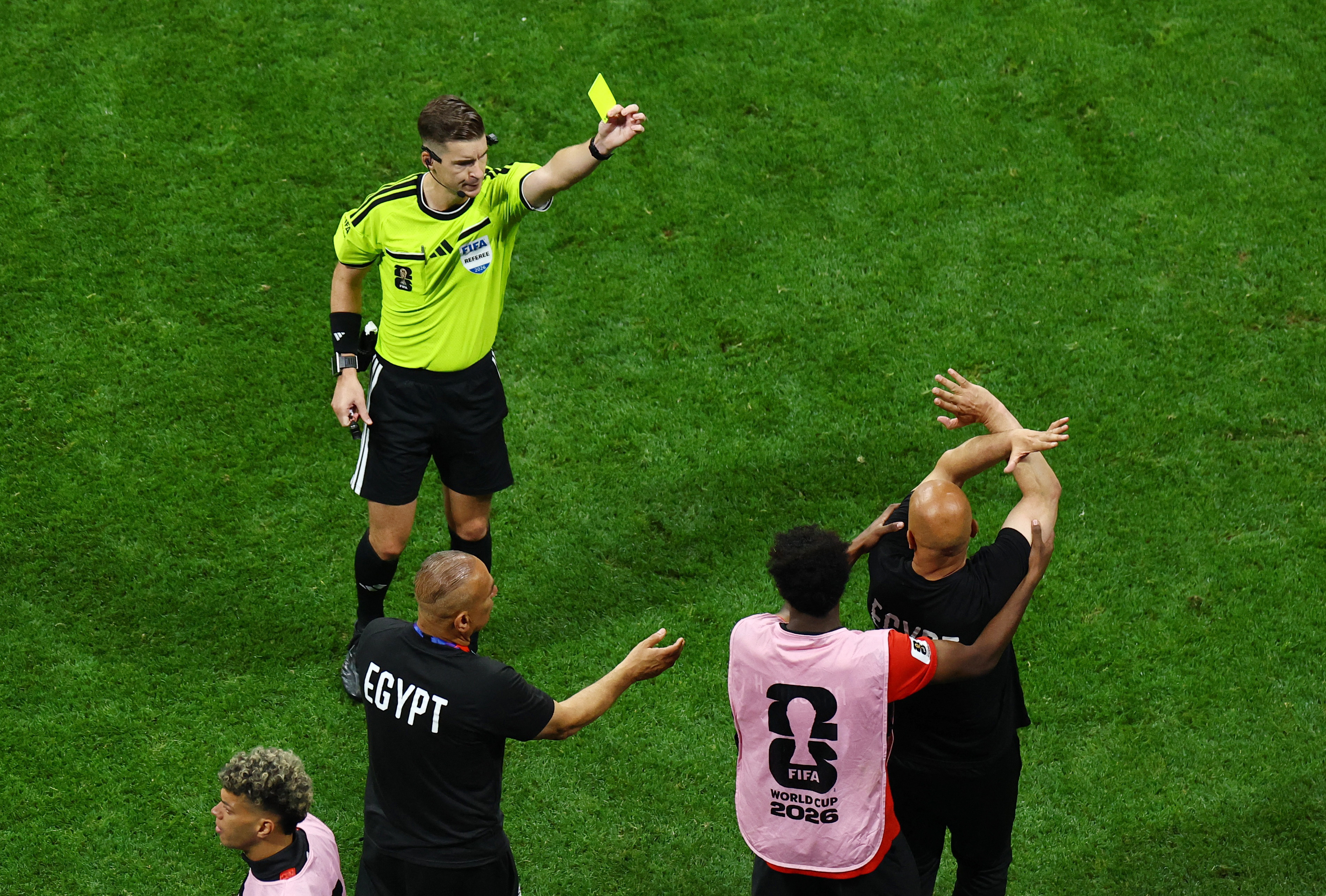 Qu&eacute; significa el gesto que le hizo el t&eacute;cnico de Egipto al &aacute;rbitro durante la derrota ante Argentina en el Mundial 2026