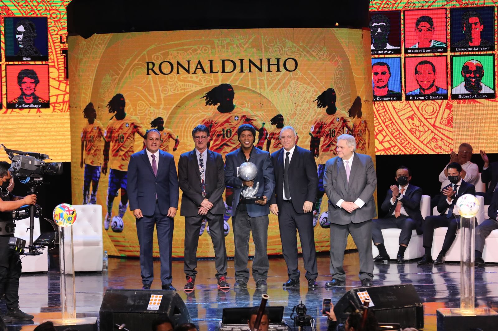Ronaldinho, Oswaldo Sánchez, Marigol y más entraron al Salón de la Fama: así fue la ceremonia 