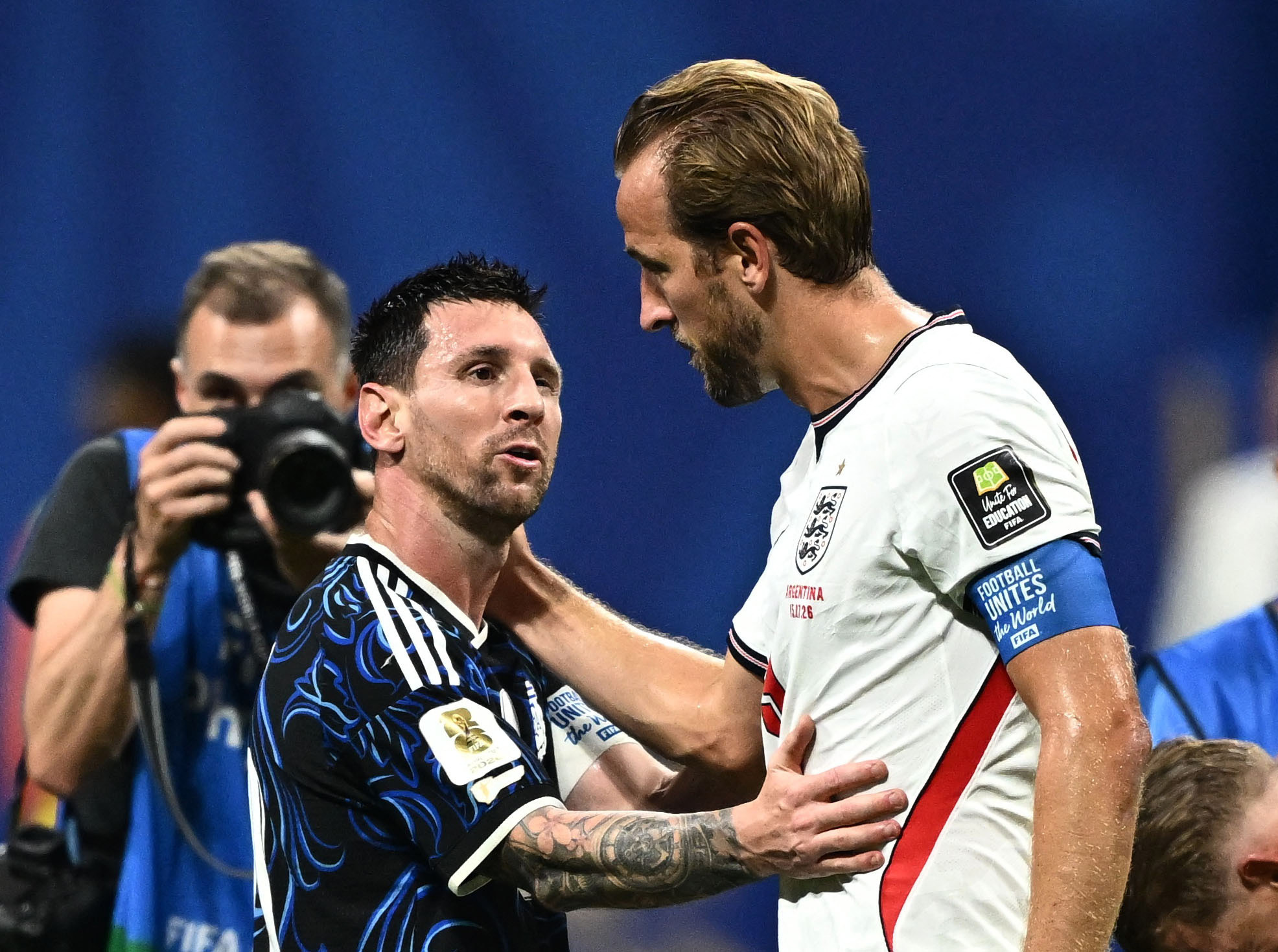 "Estamos destrozados": la autocr&iacute;tica de Harry Kane tras la ca&iacute;da ante Argentina y la frase sobre Messi que retumb&oacute; en Inglaterra