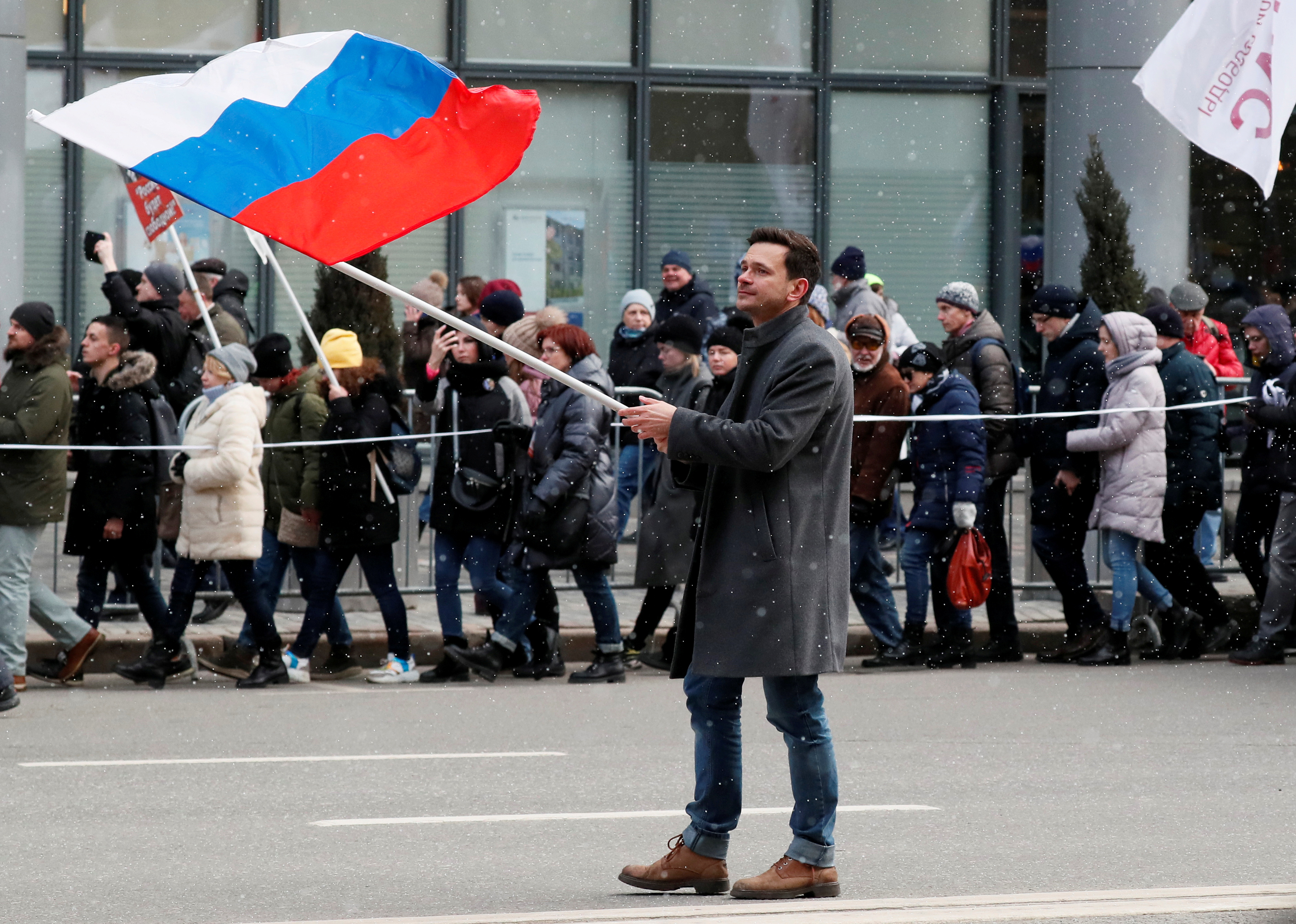 El opositor Ilya Yashin ondea una bandera rusa durante una manifestación para conmemorar el quinto aniversario del asesinato del político opositor Boris Nemtsov y para protestar contra las enmiendas propuestas a la constitución del país. (REUTERS/Shamil Zhumatov/Foto de archivo)
