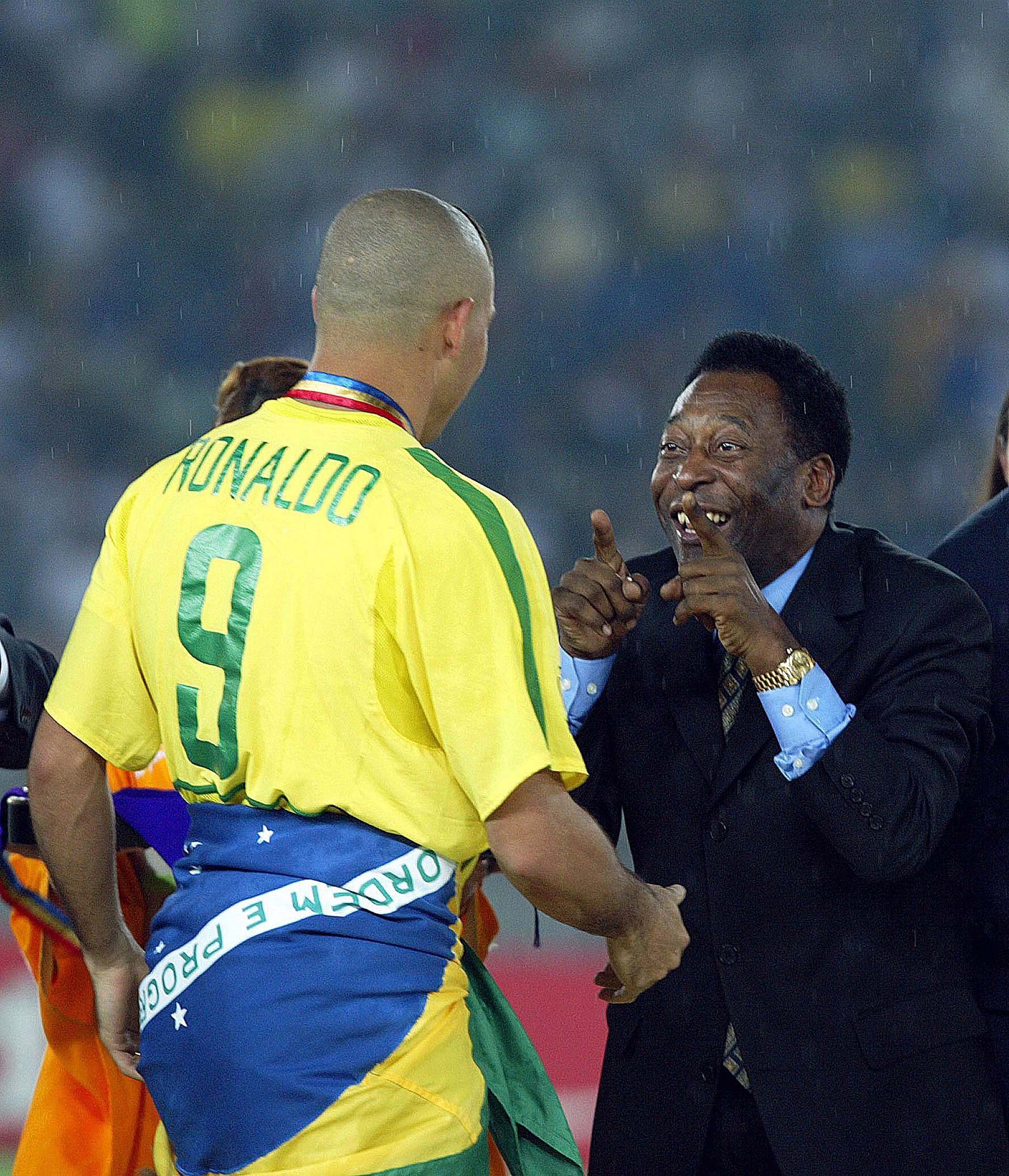 Pelé festejando junto a Ronaldo Nazario el Mundial 2002