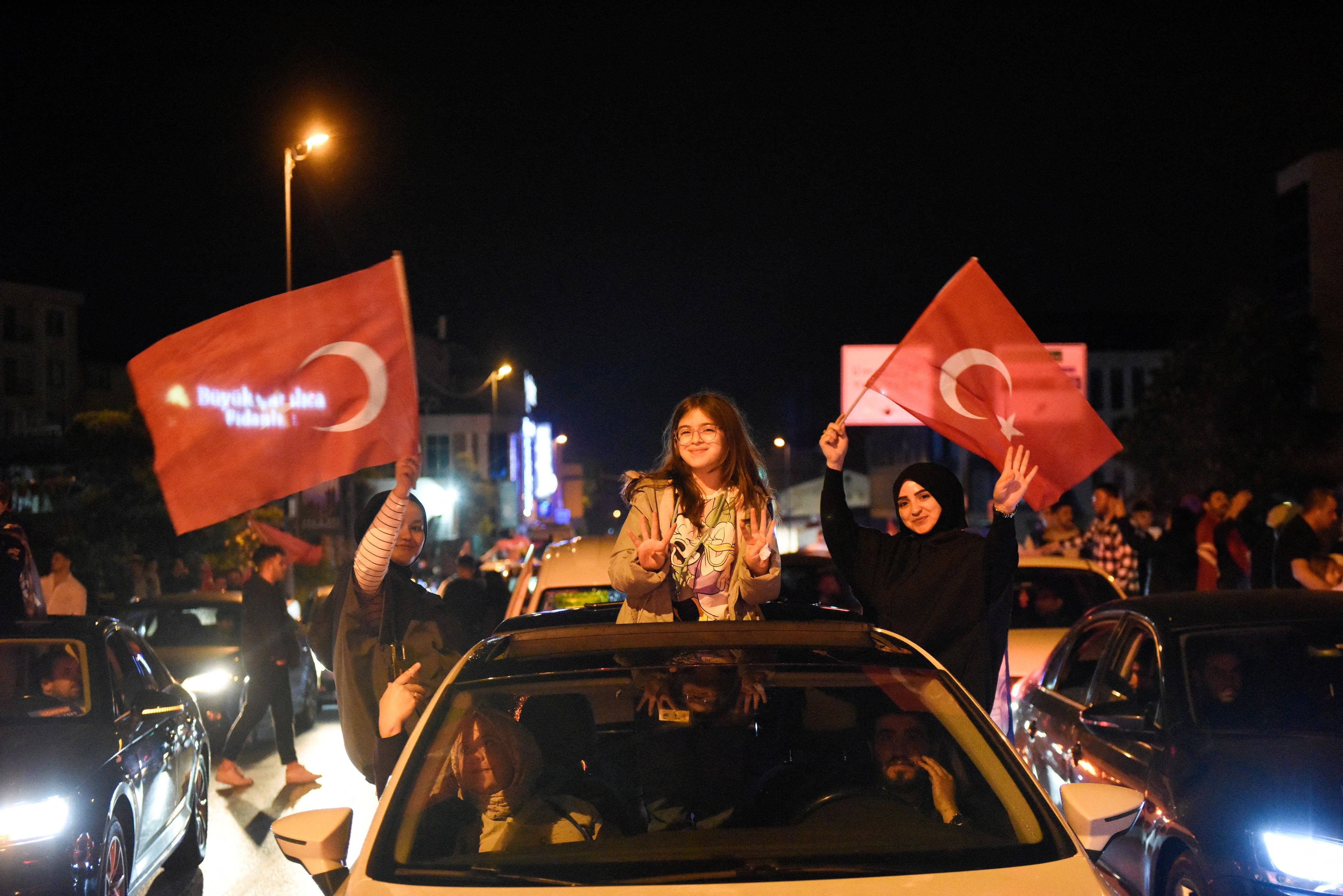 Turquía se prepara para una segunda vuelta entre Kilicdaroglu y Erdogan tras una reñida jornada electoral. (FOTO: REUTERS/Yagiz Karahan)