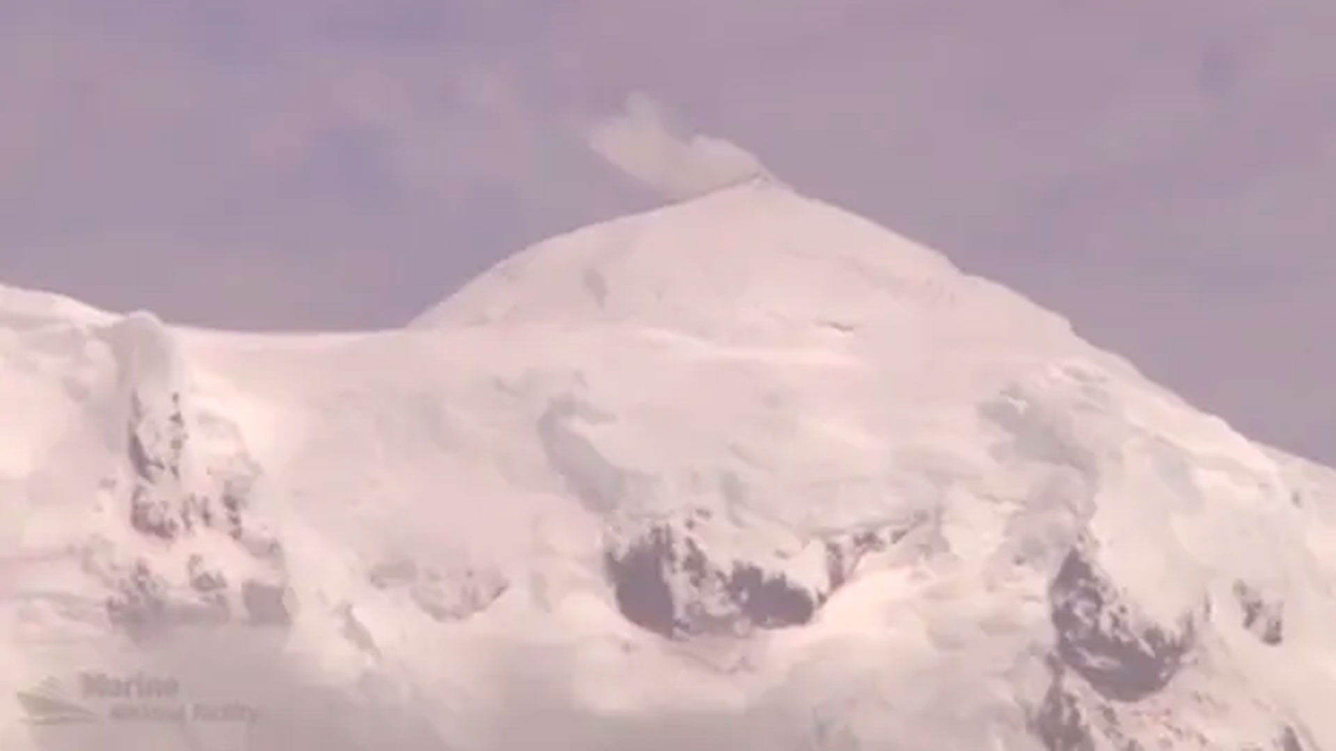 La erupción del Big Ben, un macizo volcánico situado en la cima de la isla Heard, en la Antártida, en enero de 2016. Fotografía: CSIRO