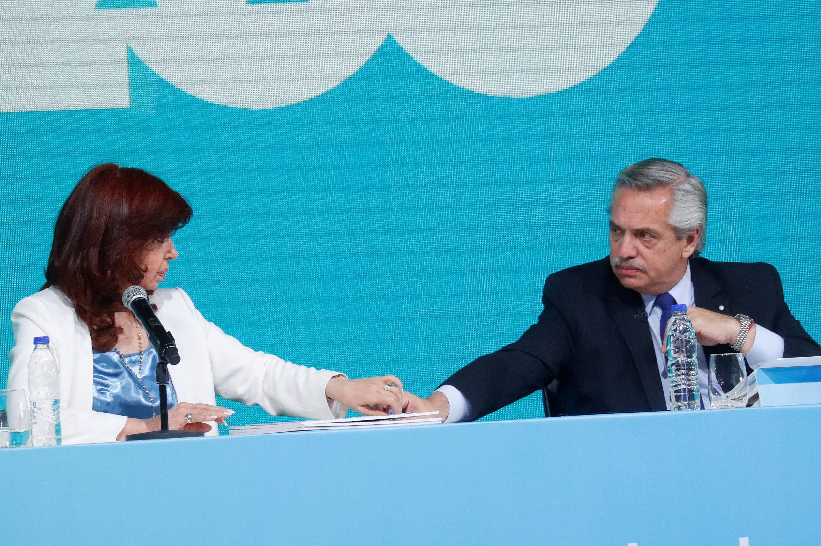 El presidente Alberto Fernández junto a la vicepresidenta Cristina Kirchner, durante el acto por los 100 años de la empresa estatal YPF (REUTERS/Agustin Marcarian)