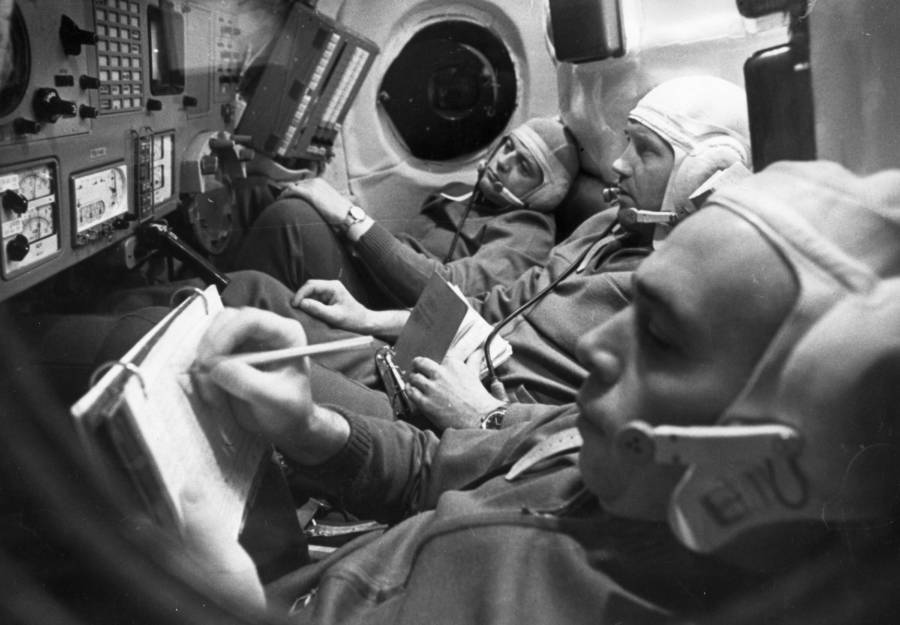 Cuando abrieron la cápsula espacial, los tres cosmonautas estaban muertos. Un escape de aire los había asfixiado con extraordinaria rapidez y precisión. No vestían traje espacial, que les hubiera salvado la vida, porque el experimento también consistía en saber qué pasaba con los astronautas que viajaban al espacio sin protección y sin oxígeno de emergencia