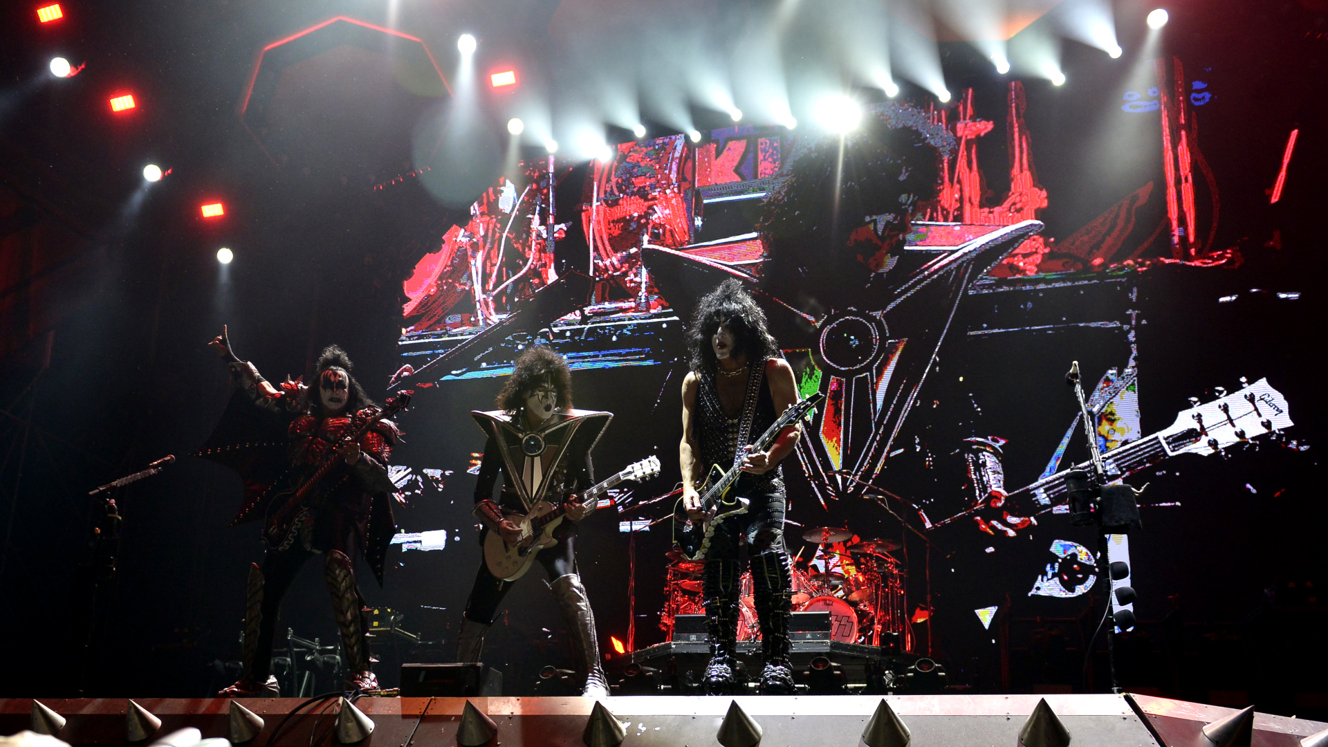 Gene Simmons, Tommy Thayer and Paul Stanley in action