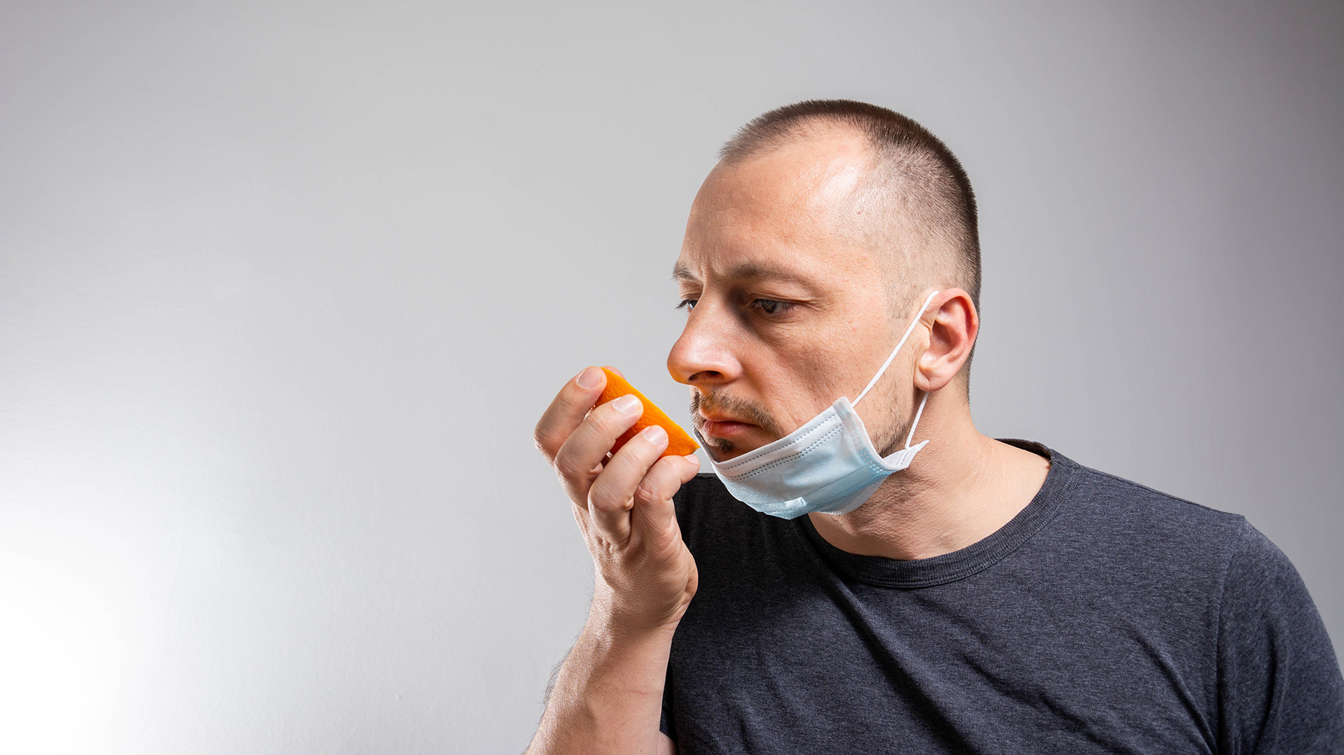 La pérdida del olfato es un síntoma del Covid-19. Pero también otras infecciones en la nariz, garganta o senos paranasales pueden provocar el mismo síntoma. Ahora, le están prestando más atención y fondos para investigarlos (Shutterstock.com)