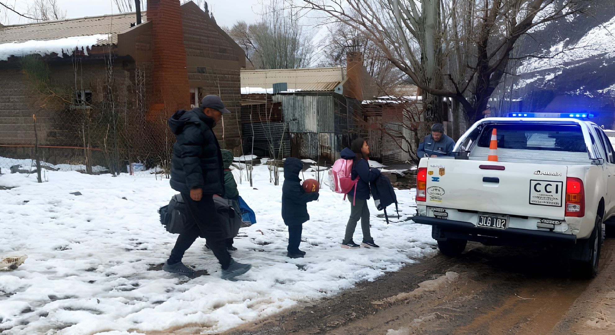 Evacuaron a m&aacute;s de 100 personas por el temporal de nieve en Mendoza y activaron una alerta amarilla por viento zonda