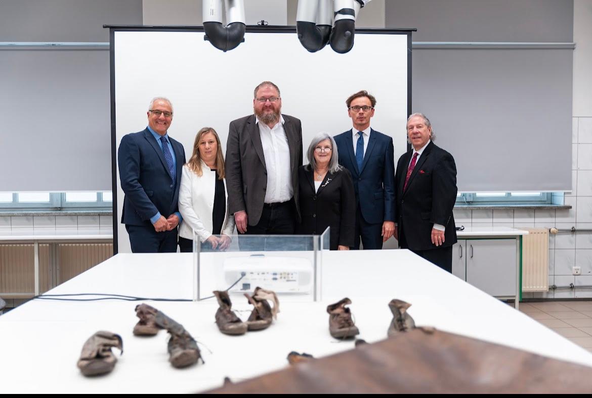 La campaña "Preservando los zapatos" es financiada por la Fundación Neishlos y llevada a cabo junto a la organización internacional de la Marcha por la Vida, la Fundación Aushwitz-Birkenau y el Museo de Auschwitz, donde se llevarán a cabo los trabajos de restauración y conservación. (Tali Natapov - Neishlos Foundation)