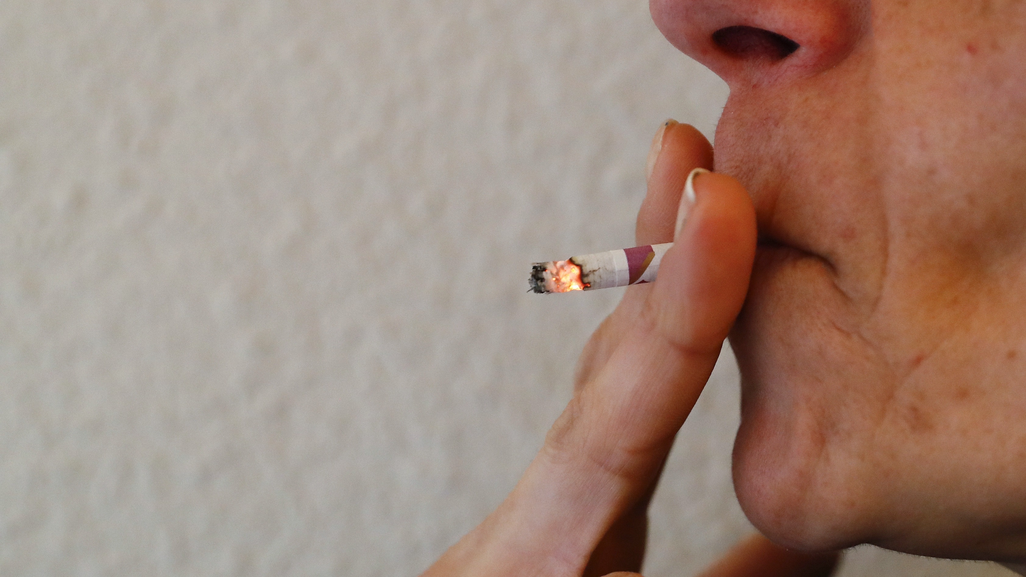 Las nuevas normas de Control de Tabaco prohibirán la publicidad de cigarros en tiendas (EFE/Ballesteros)

