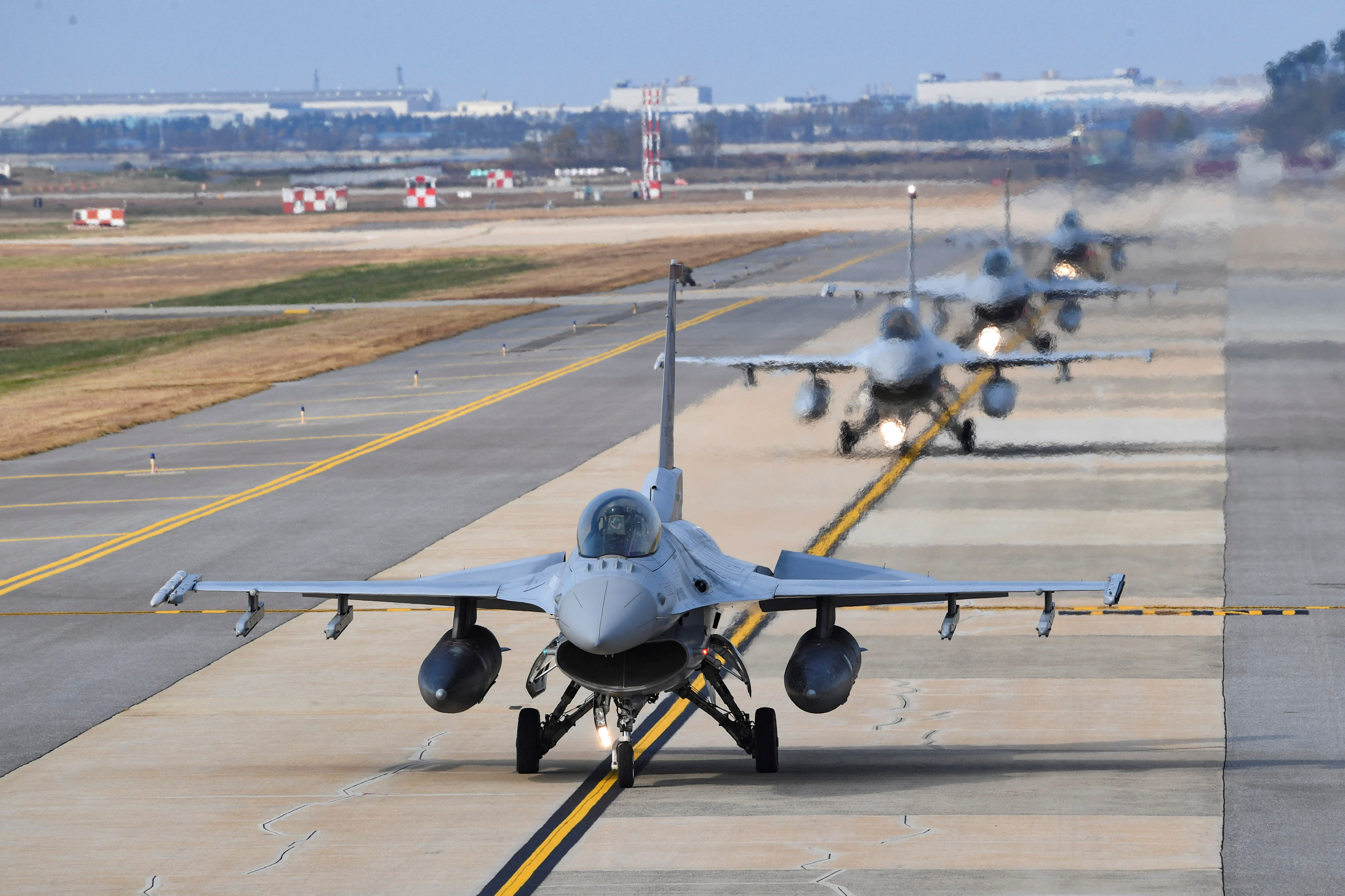 Aviones de combate KF-16 de la Fuerza Aérea de Corea del Sur participan en ejercicios aéreos conjuntos de Vigilant Storm de Corea del Sur y EE. UU. en una base aérea en Gunsan, Corea del Sur, el 1 de noviembre de 2022. (Yonhap vía REUTERS)