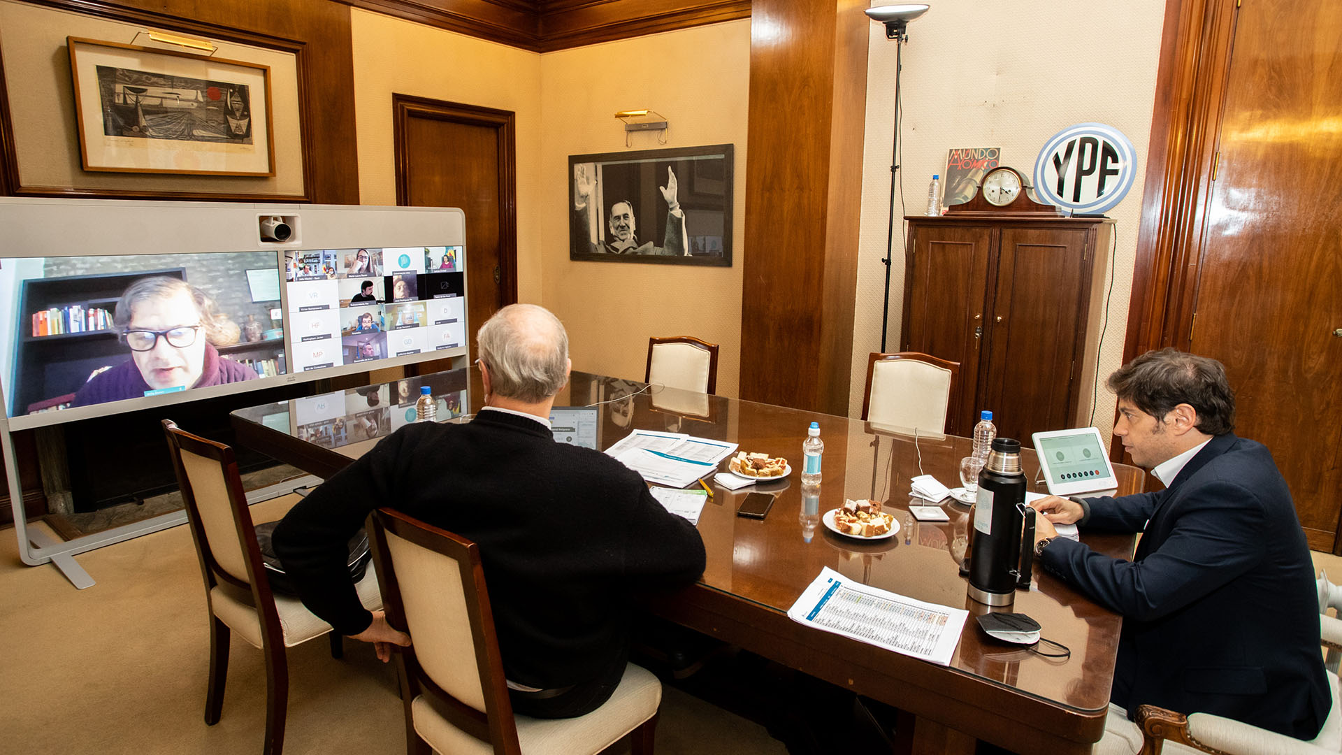 Una imagen del 28 de julio, junto al gobernador de la provincia de Buenos Aires, Axel Kicillof, en el marco de una videoconferencia con expertos (Mariano Sandá)