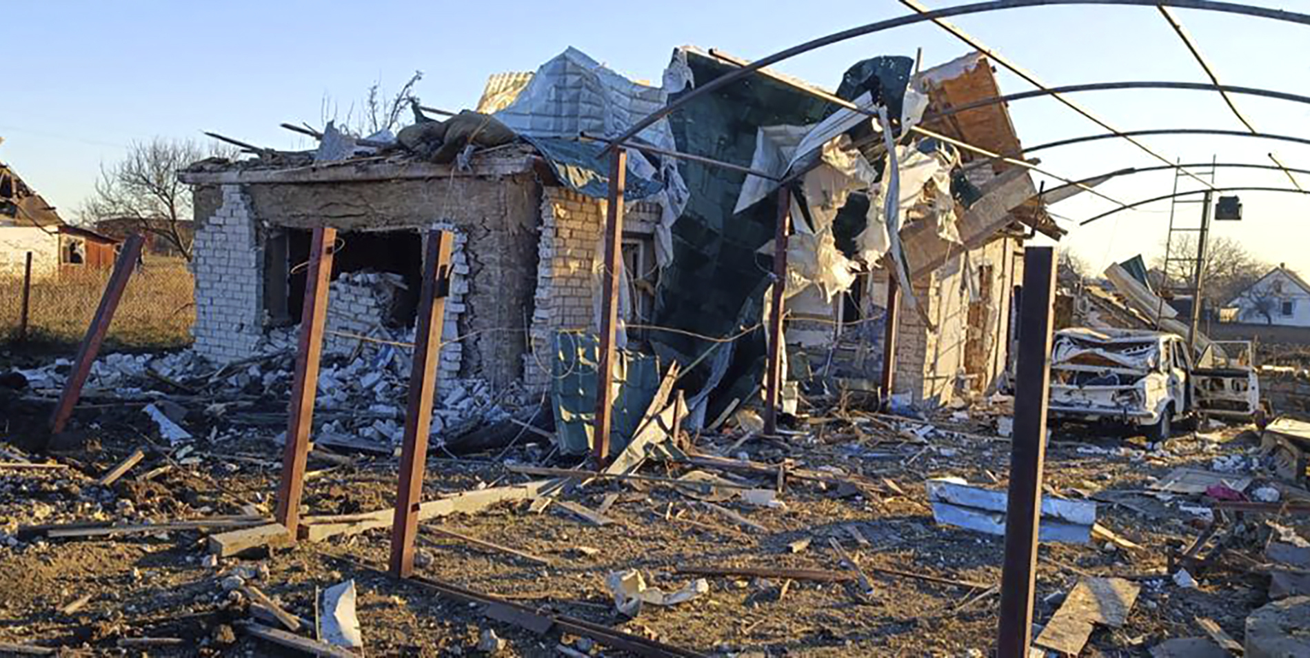 En esta foto proporcionada por la administración militar de la región de Zaporizhzhia, se ve un edificio dañado y un automóvil después de un ataque ruso en la aldea de Novosofiivka, en la región de Zaporizhzhia, Ucrania, el lunes 5 de diciembre de 2022. (Administración de Zaporizhzhia via AP)