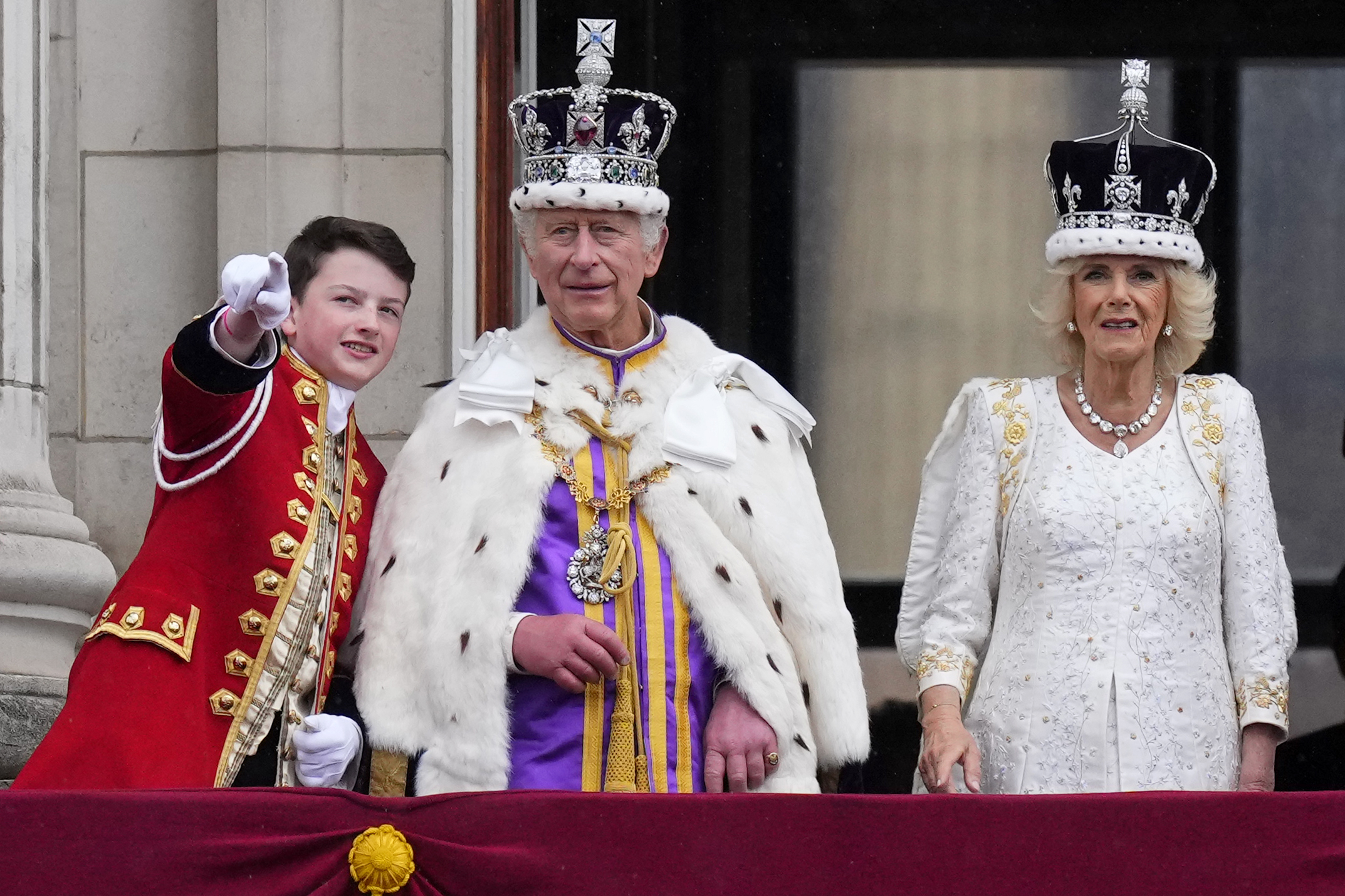 El rey Carlos III de Gran Bretaña y la reina Camilla junto a su familia en el balcón del Palacio de Buckingham tras su ceremonia de coronación, en Londres, el sábado 6 de mayo de 2023. (AP/Petr David Josek)