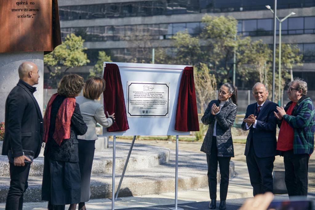 Se colocó una placa con un texto de José Saramago en la Plaza que de la Lectura con su nombre, a 100 años de su nacimiento.
(Twitter @Claudiashein)