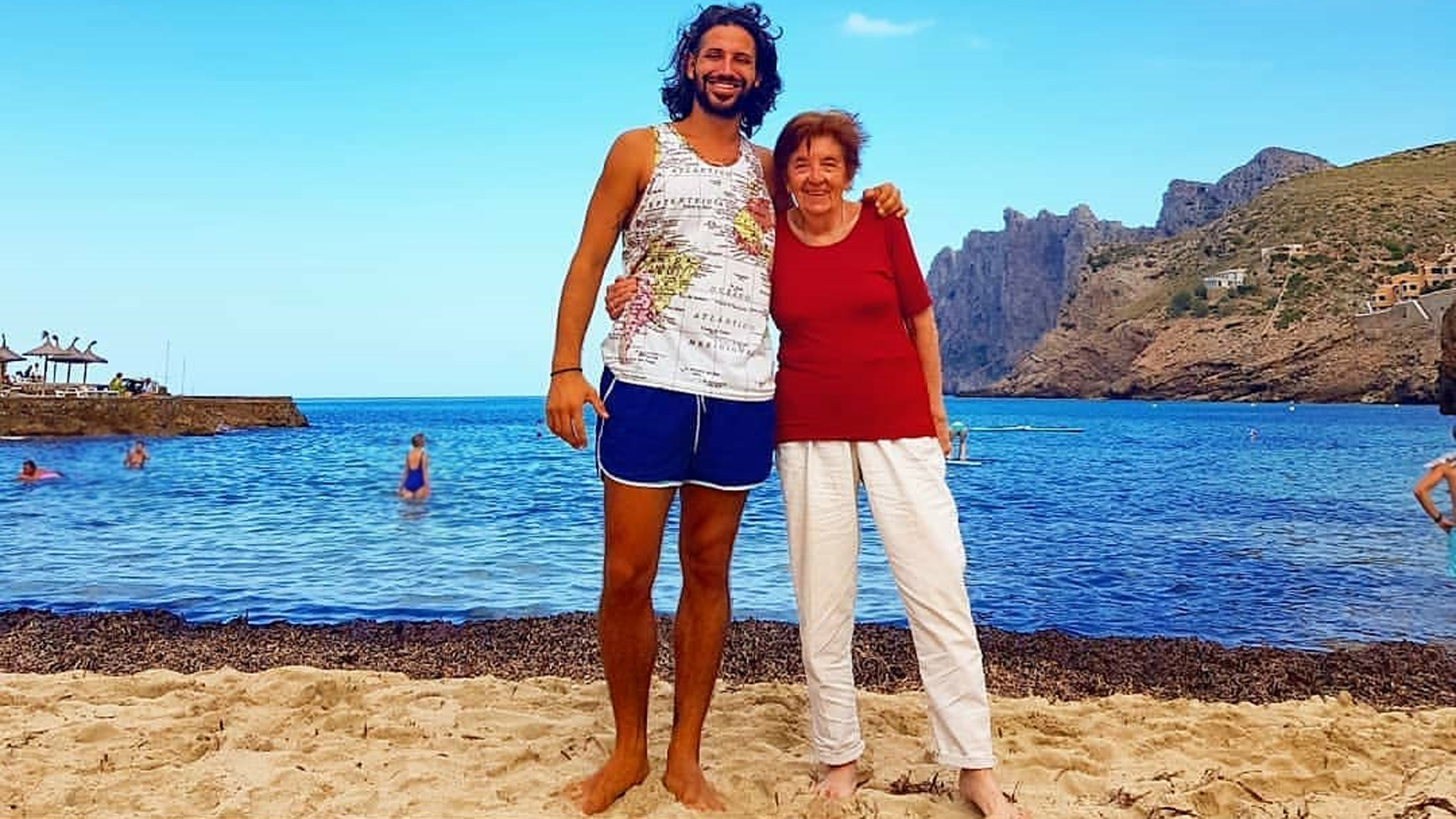 Elva y su nieto postizo, Leandro, también cordobés y viajero, con quién se cruzó en España y también en Villa María (Instagram @viajero_intermitente)