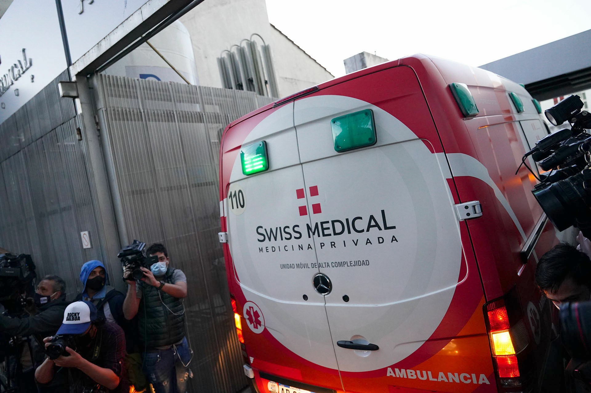 Otra imagen del momento en el que la ambulancia que trasladó a Maradona ingresa a la Clínica