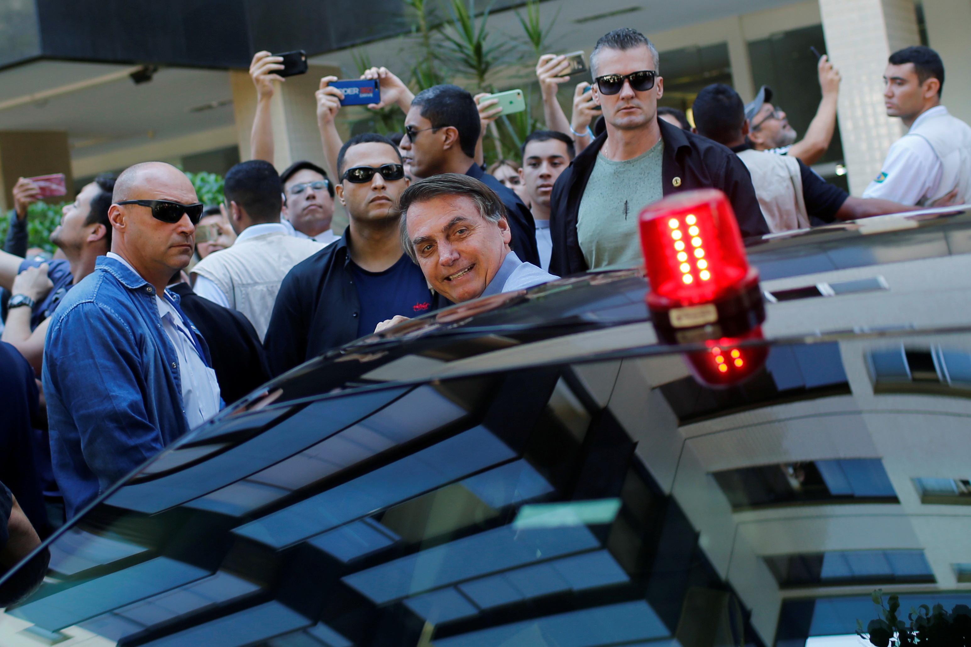 El presidente Bolsonaro en un barrio del Sudoeste, durante el brote de coronavirus en Brasil, el pasado 10 de abril (REUTERS/Adriano Machado)