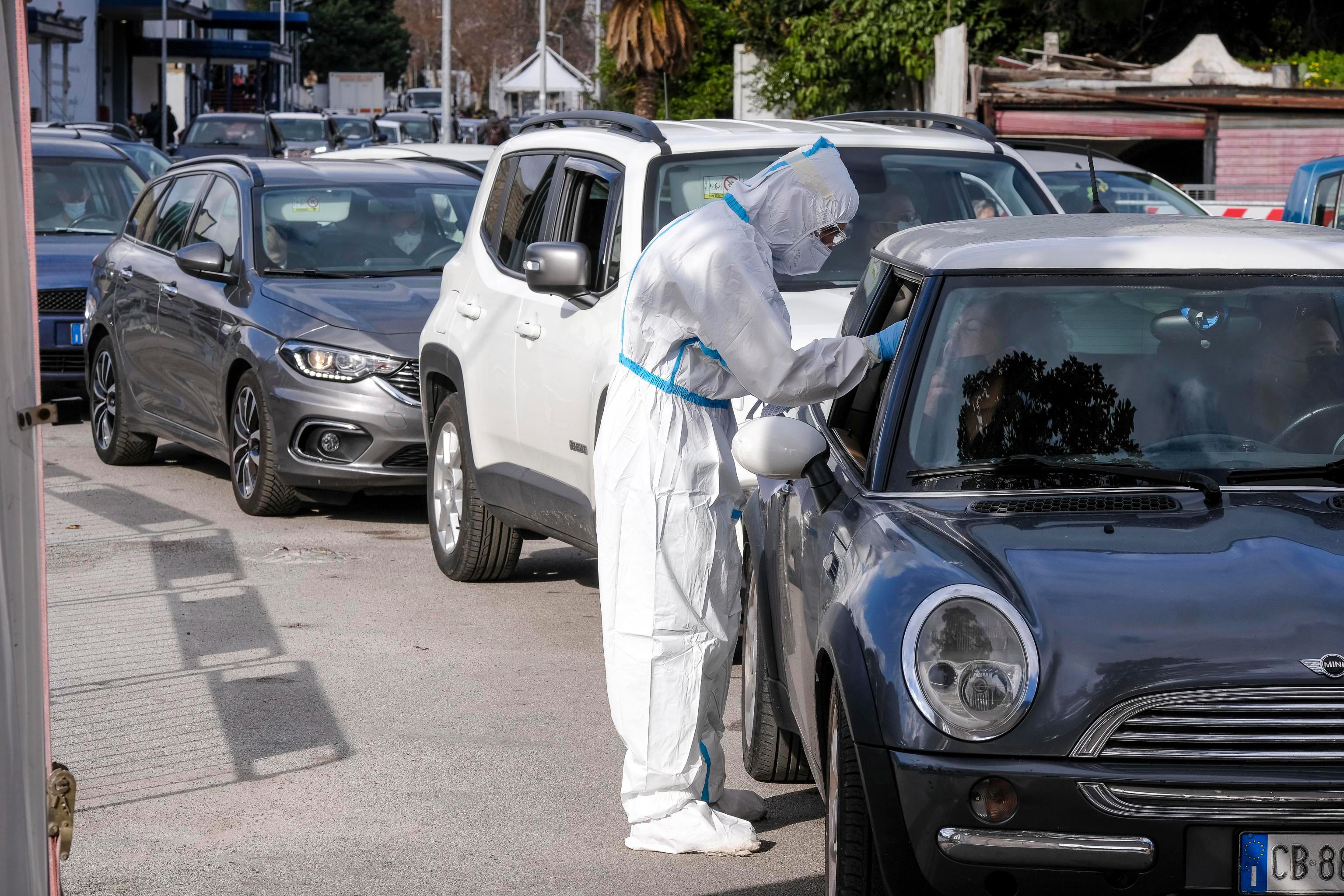 Un trabajador sanitario testea a una persona en su auto (EFE/EPA/Igor Petyx/Archivo)
