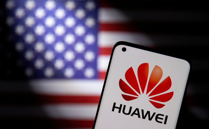 La agencia citó a Huawei en abril de 2021 para conocer la política de la compañía sobre el intercambio de datos con partes extranjeras que sus equipos podrían capturar de los teléfonos móviles, incluyendo mensajes y datos de geolocalización, según el documento de 10 páginas al que tuvo acceso Reuters. REUTERS/Dado Ruvic